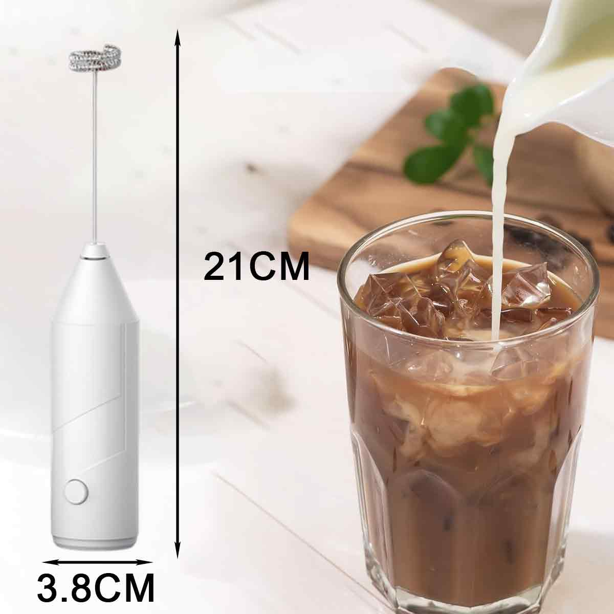 Ein weißer Milchaufschäumer, ein Glas Eiskaffee und Milch, die eingegossen wird. Der Aufschäumer ist 21 cm hoch und 3,8 cm breit.