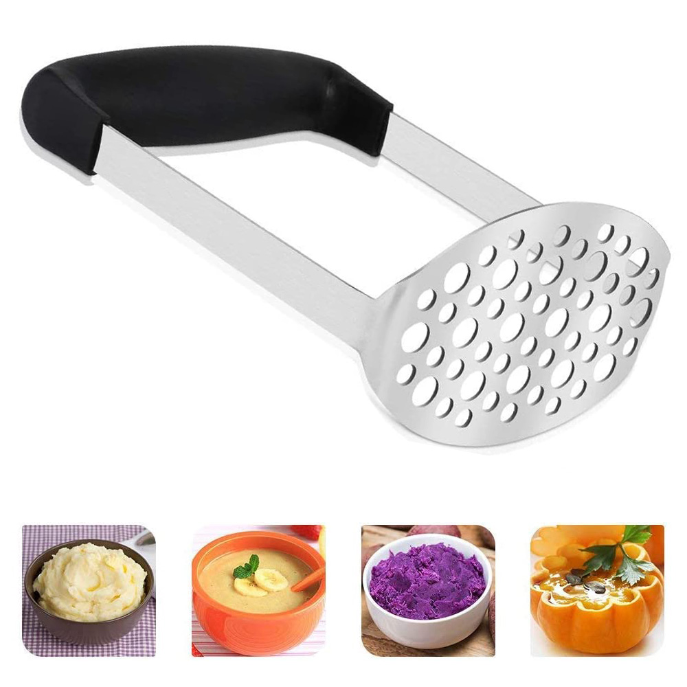 Ein Kartoffelstampfer mit schwarzem Griff, silbernem Körper und gelochtem Kopf. Darunter Schalen mit Kartoffelpüree, Suppe und anderen Gerichten.