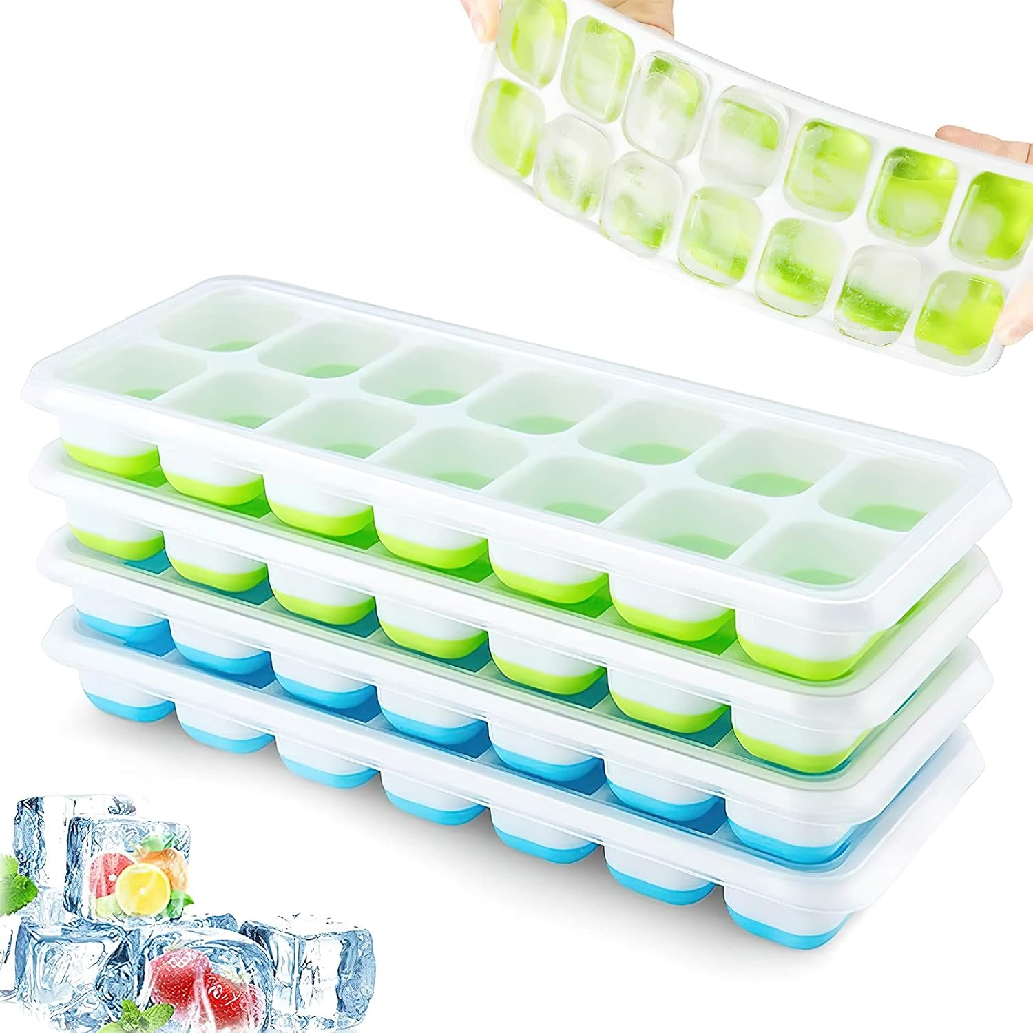 Eiswürfelschalen gestapelt. Eine Schale wird von Händen gehalten, gefüllt mit grünem Eis. Würfel mit Früchten darunter, Schalen haben grüne und blaue Böden.