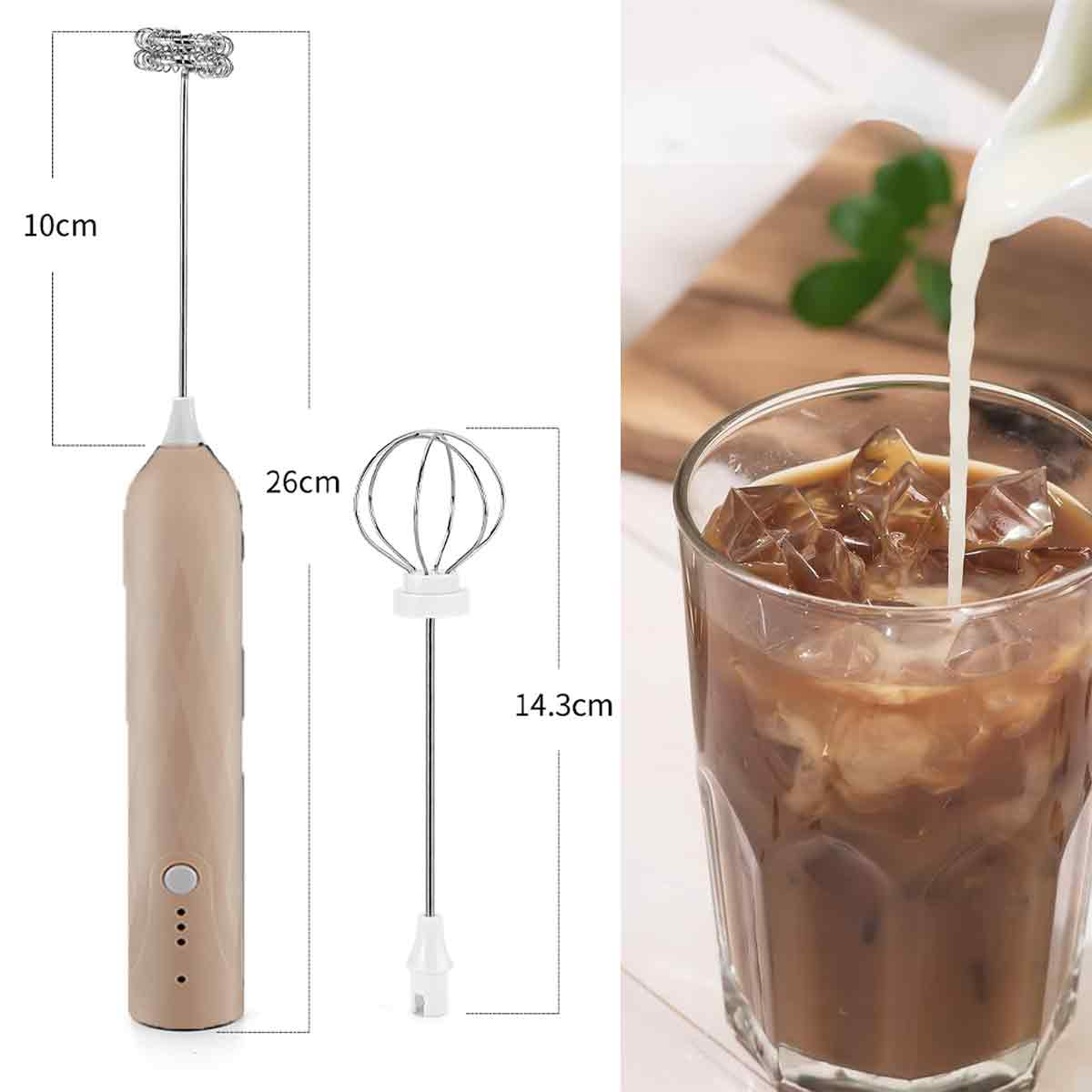 Links ein Milchaufschäumer und ein Schneebesen, rechts ein Glas Eiskaffee mit Milch, mit Messungen.