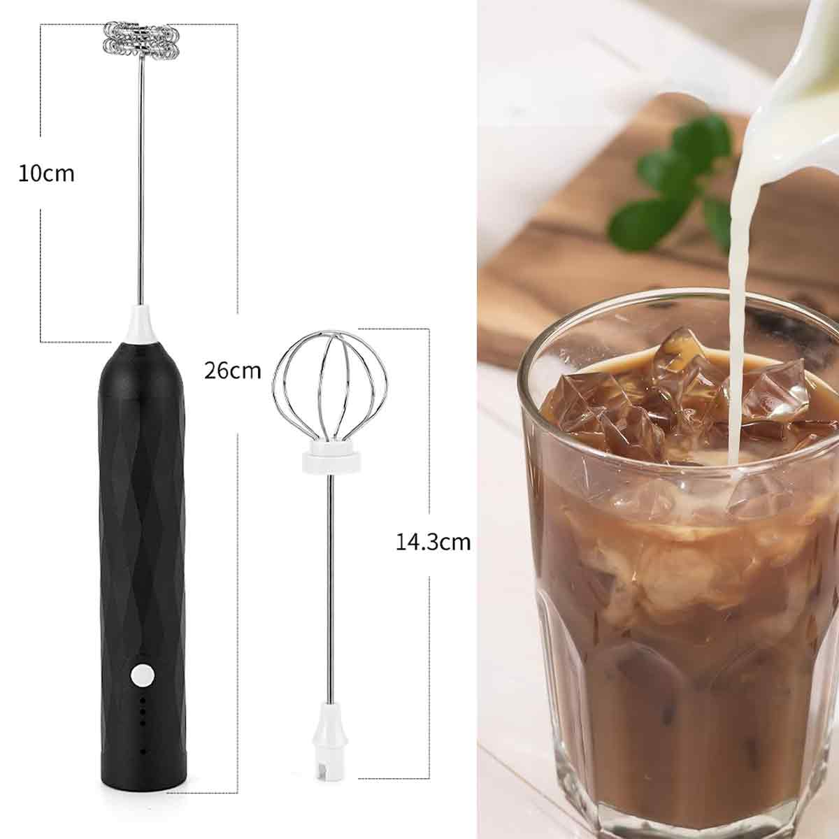 Ein Aufschäumer und ein Schneebesen. Milch wird in ein Glas Eiskaffee gegossen. Maße sind für die Werkzeuge angegeben.