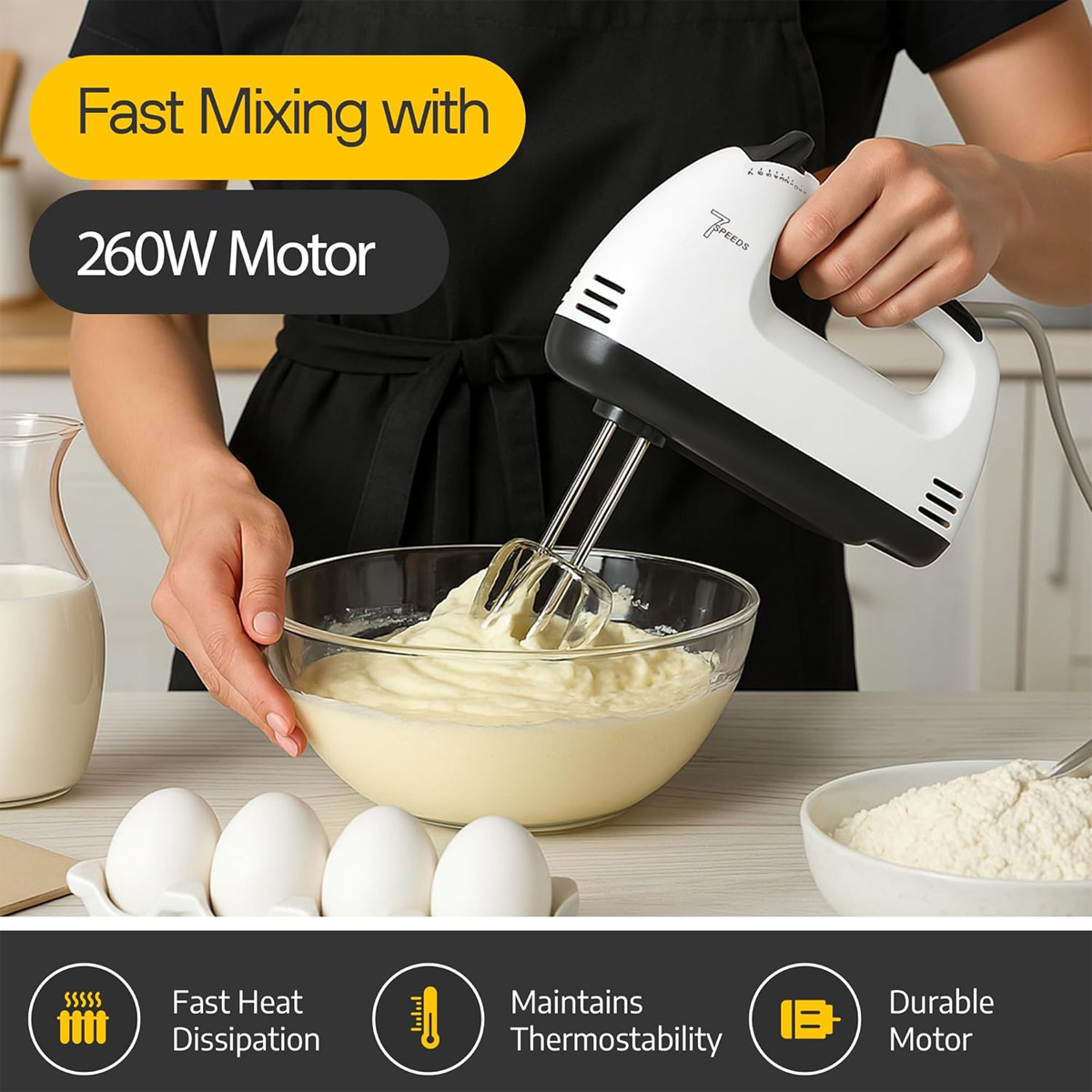 Eine Person verwendet einen weiß-schwarzen elektrischen Mixer, um einen Teig in einer Glasschüssel zu verrühren. Eier, Mehl und Milch sind in der Nähe.