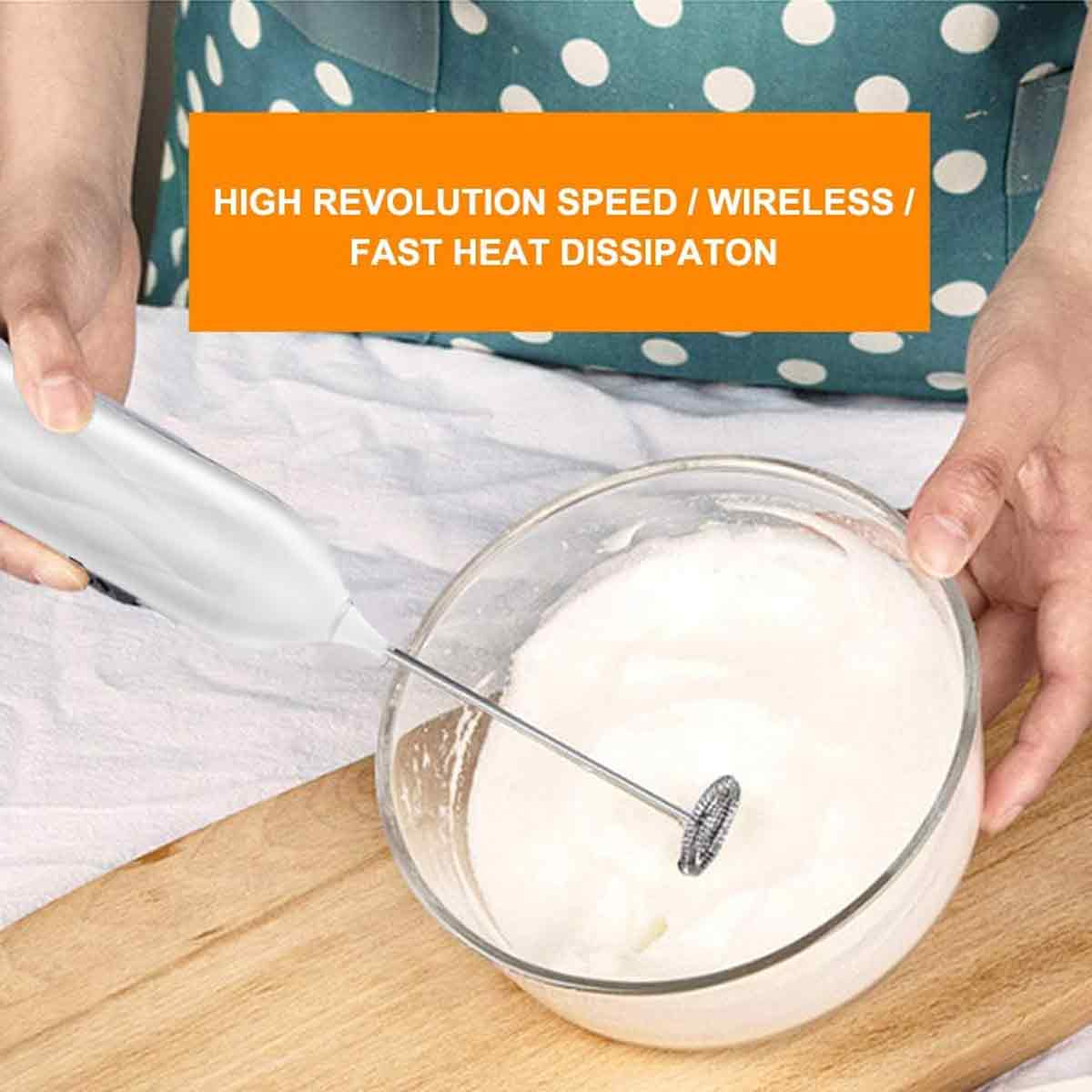 Eine Person benutzt einen Handmixer in einer Glasschüssel mit Sahne. Ein orangefarbenes Banner sagt: 'Hohe Drehzahl / Kabellos / Schnelle Wärmeableitung'.
