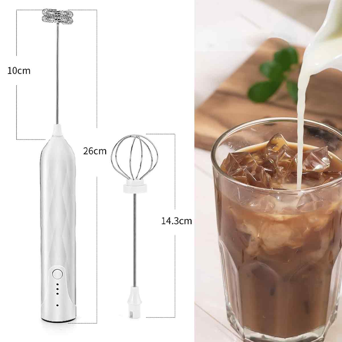 Ein Milchaufschäumer und ein Schneebesen werden neben einem Glas Kaffee mit Eis gezeigt, in das Milch gegossen wird. Im Hintergrund befindet sich ein Holzbrett.