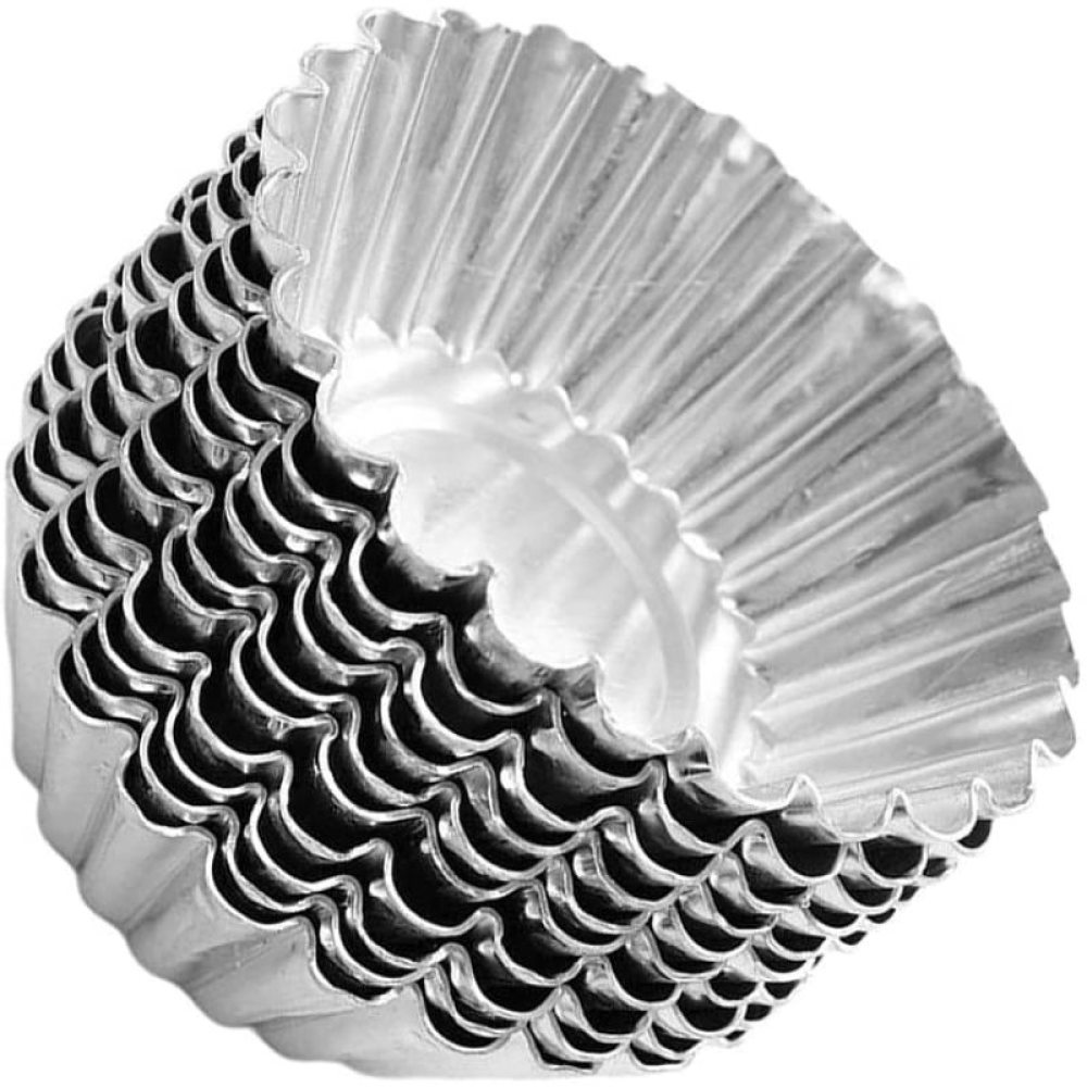 Ein Stapel silberner, geriffelter Backförmchen mit Rillen und einem gewellten Rand. Die Becher sind verschachtelt und spiralförmig angeordnet.