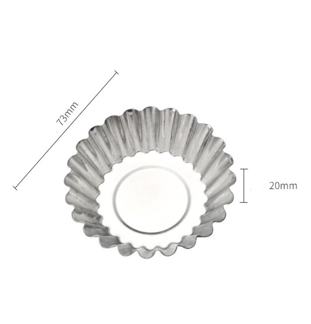 Eine Metall-Tarteform mit gewelltem Rand. Sie hat eine kreisförmige Form mit den Maßen 73 mm und 20 mm. Sie liegt auf weißem Hintergrund.
