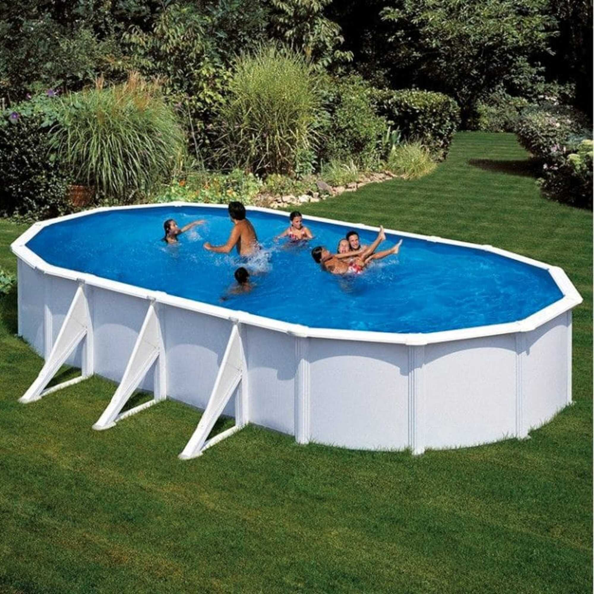 Una piscina elevada con gente nadando. El césped verde rodea la piscina. Árboles y arbustos en el fondo.