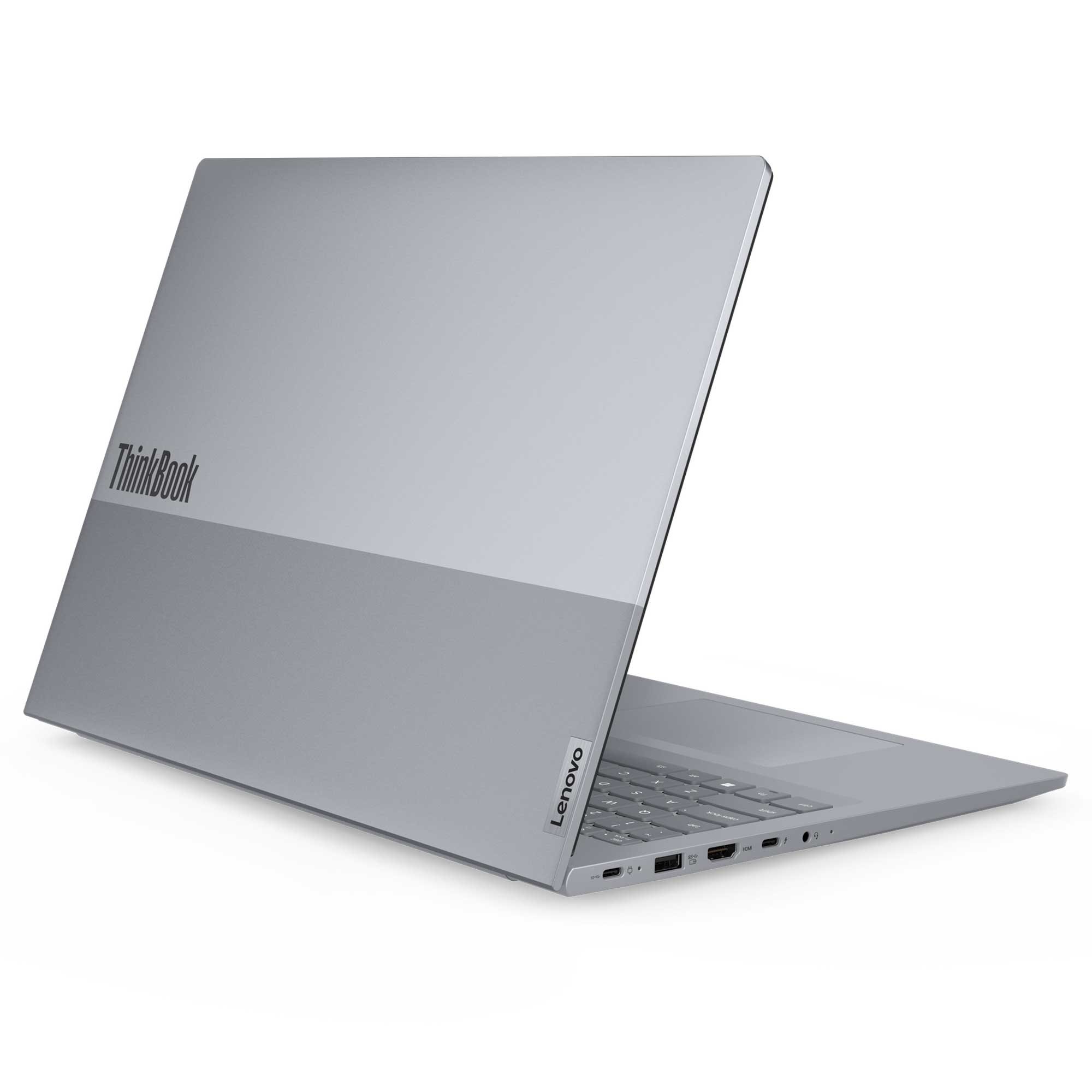 Gümüş renkli bir Lenovo ThinkBook dizüstü bilgisayar beyaz bir arka plan üzerinde açık duruyor. Klavye ve bağlantı noktaları görünür durumda.