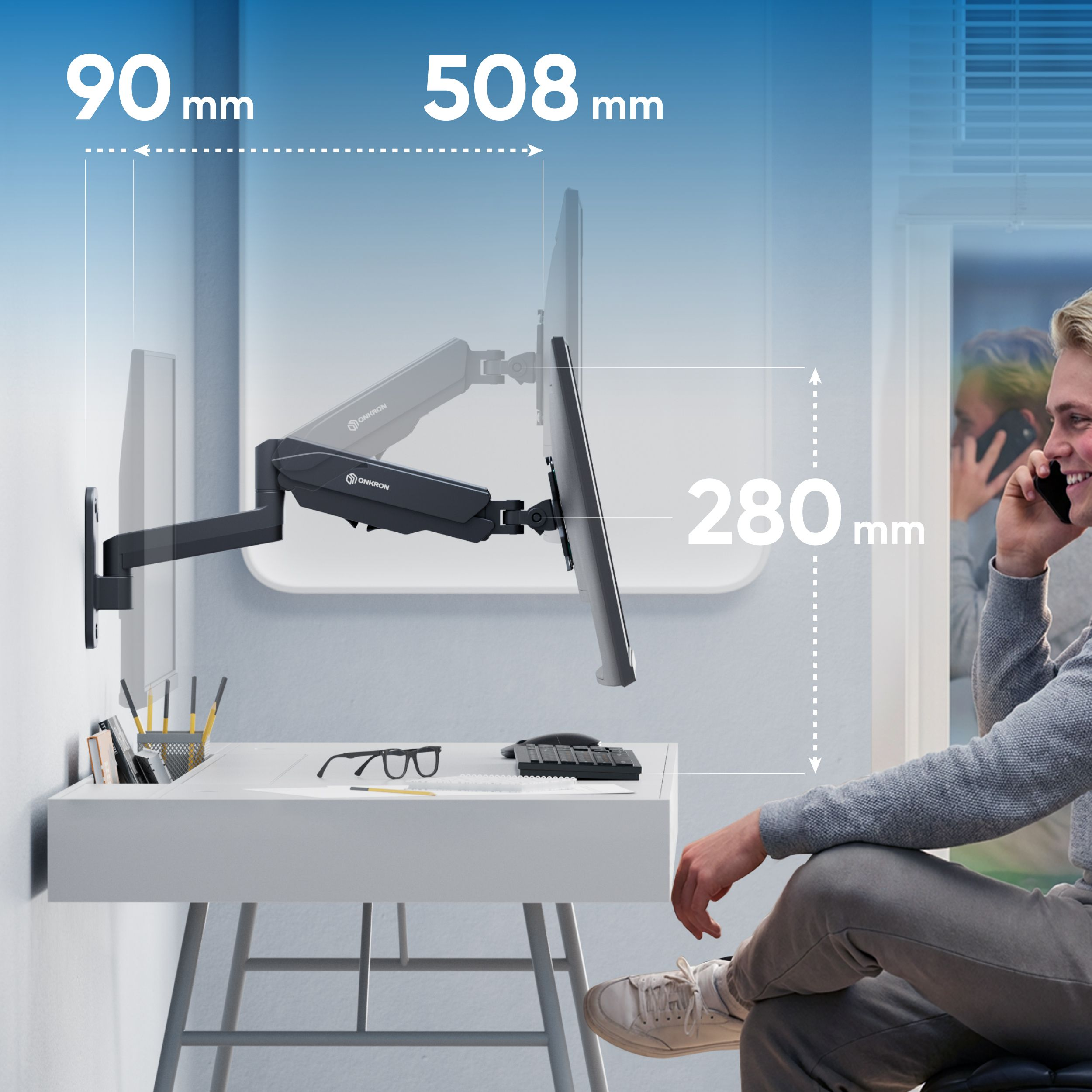 Un uomo al telefono vicino a una scrivania con monitor. Le dimensioni sono indicate.