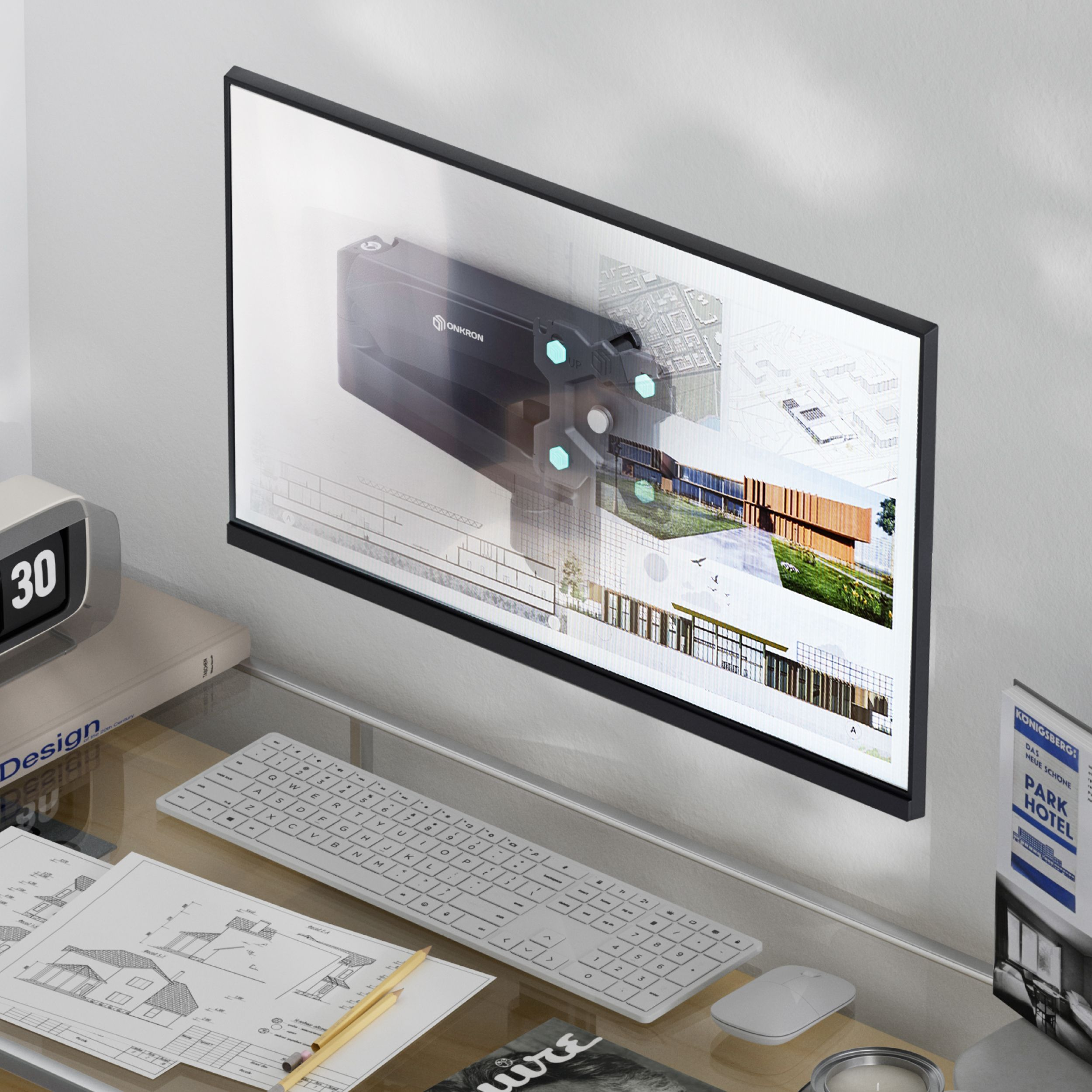 Un monitor mostra progetti architettonici, una tastiera, un mouse e altri oggetti su una scrivania di vetro con sfondo bianco.