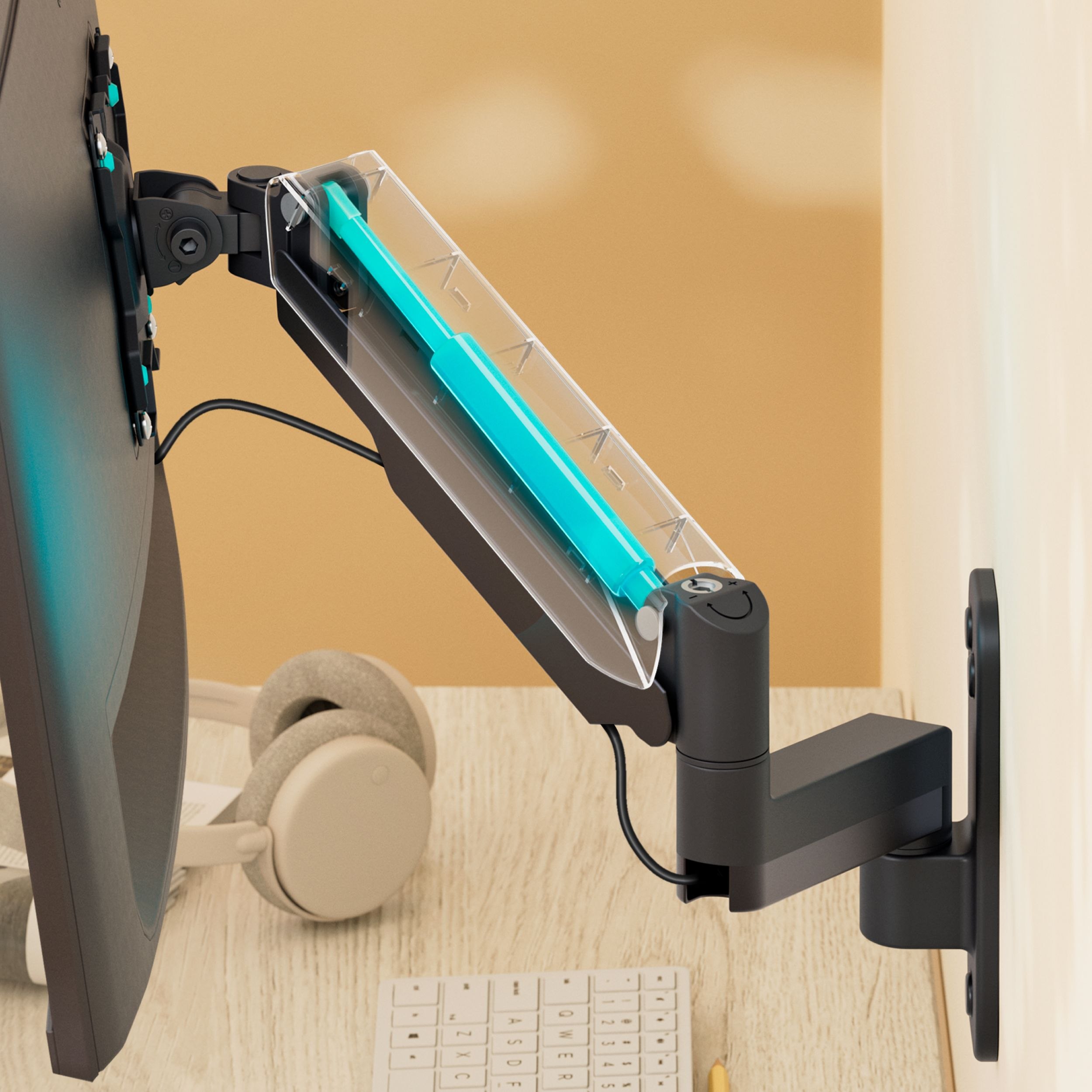 Un braccio per monitor con centro blu trasparente. Cuffie, tastiera e matita visibili su scrivania in legno.