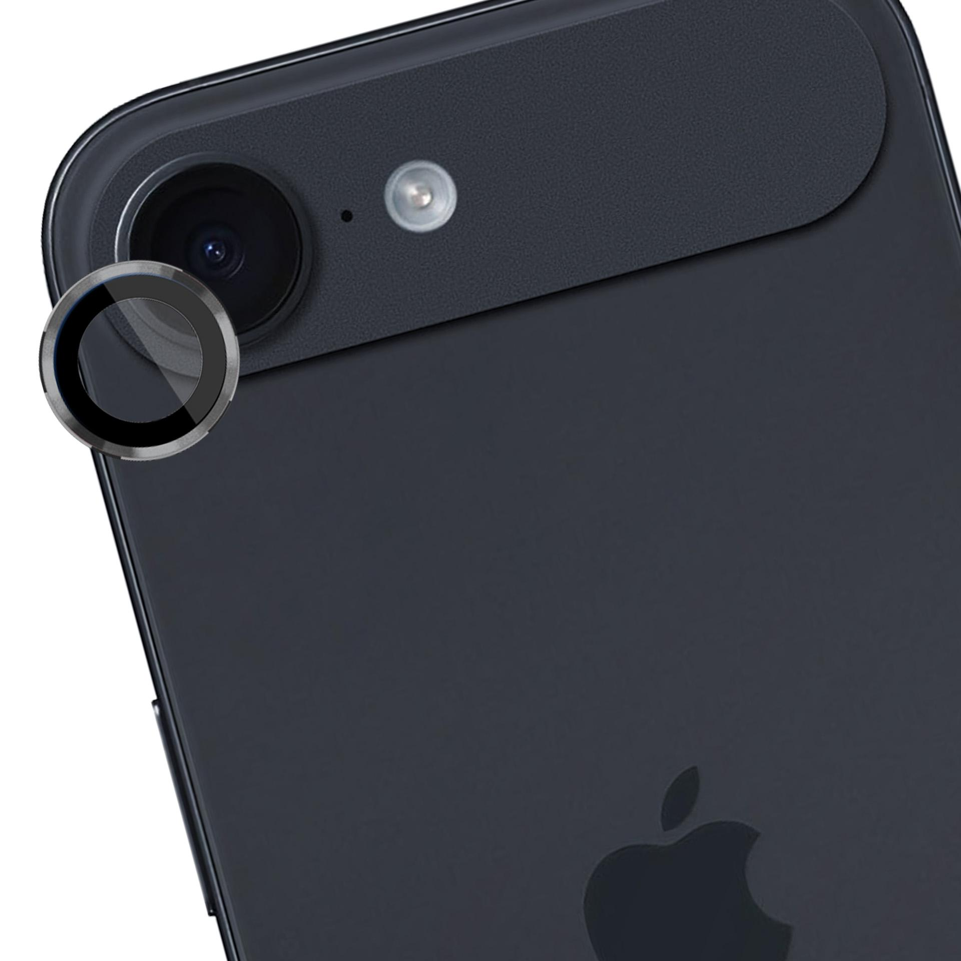 Primo piano di uno smartphone nero con protezione per l'obiettivo. Il logo Apple è visibile. Lo sfondo è bianco.