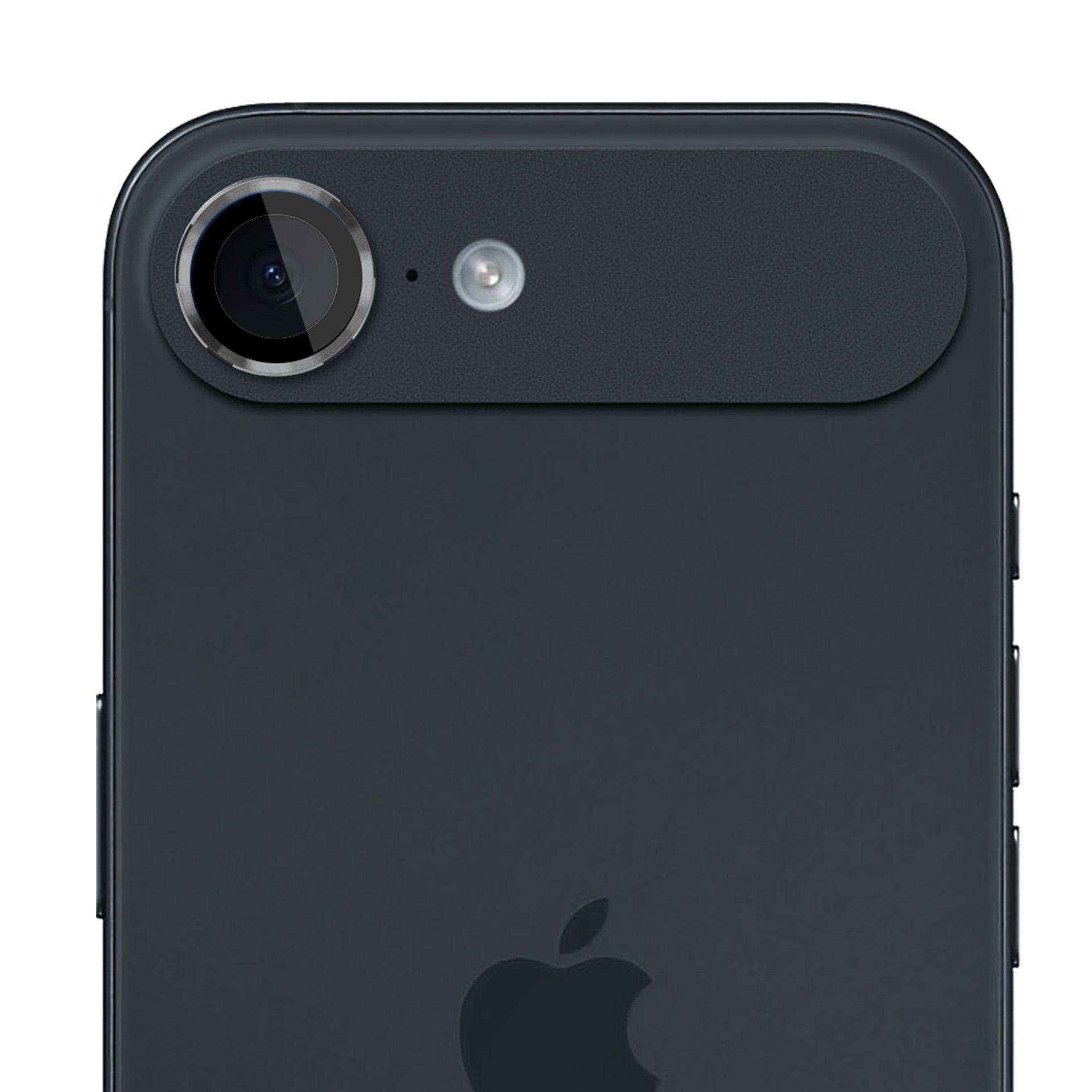 Primo piano del retro di uno smartphone nero. Mostra lenti della fotocamera, flash e logo Apple. Il telefono è grigio scuro.