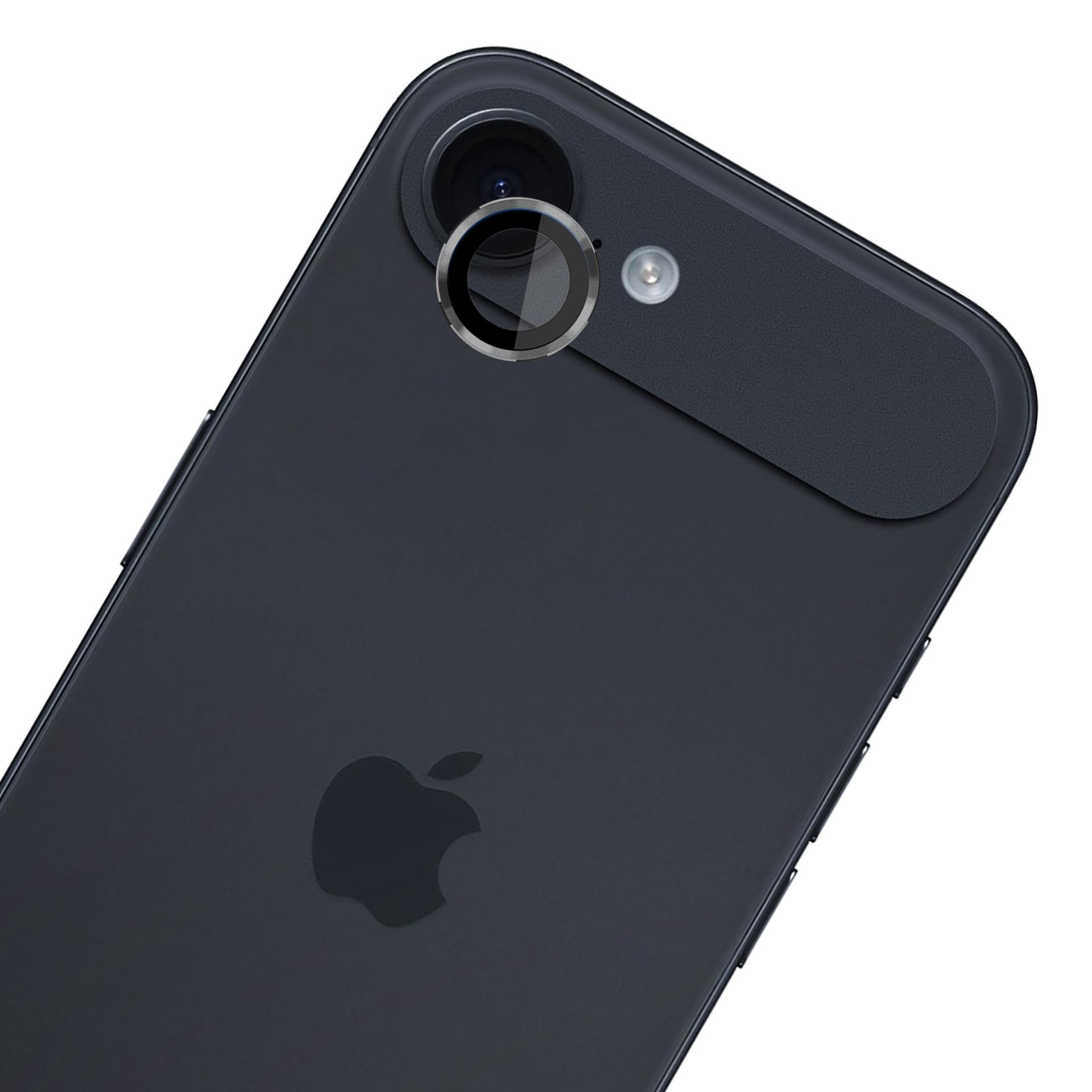 Vista ravvicinata del retro di un iPhone nero. Obiettivo della fotocamera e flash visibili. Logo Apple in basso.