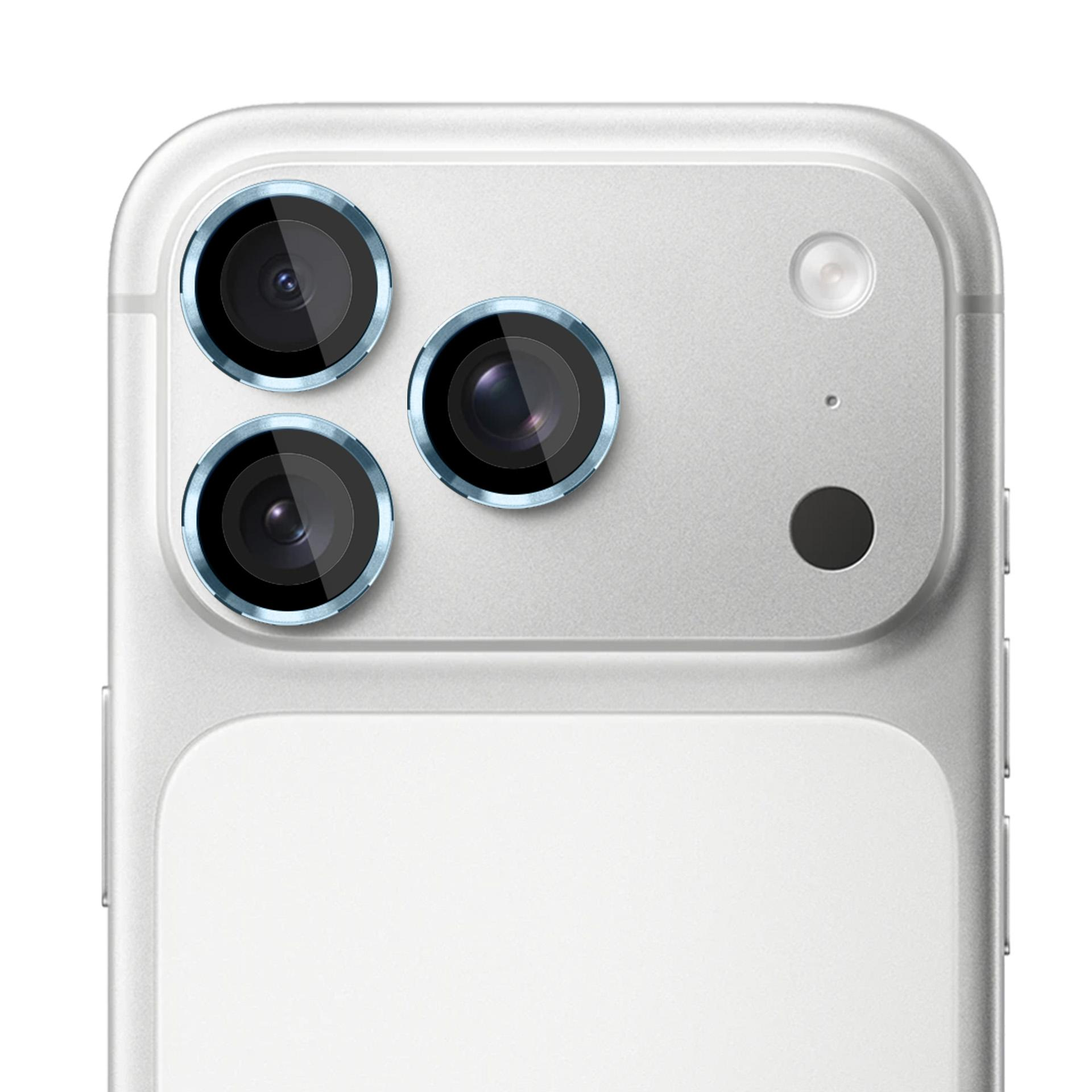 Primo piano del modulo fotocamera di uno smartphone con tre lenti, flash e un punto nero, su una superficie bianca e argentata.