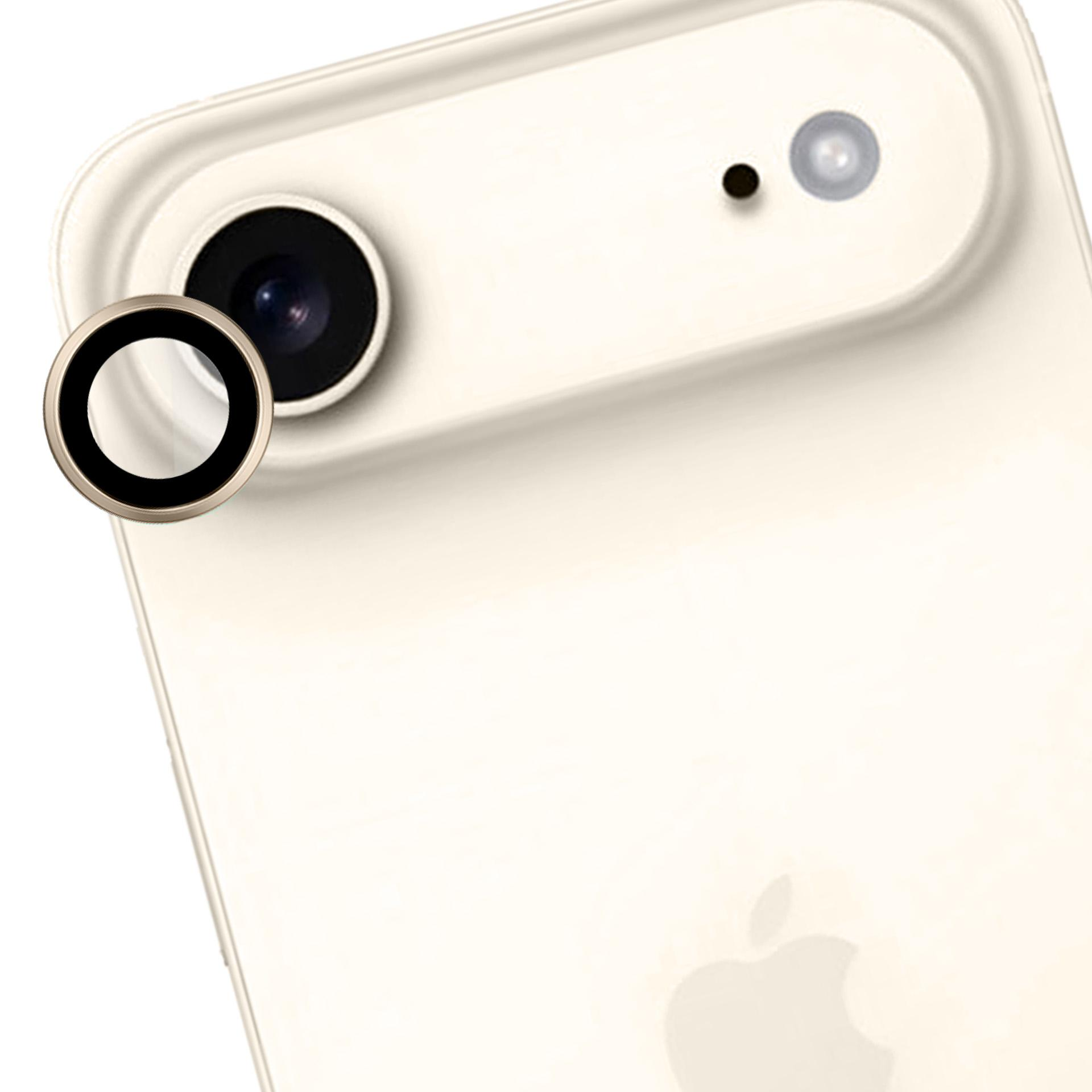 Primo piano di un telefono. L'obiettivo della fotocamera è a fuoco con un anello dorato. Il telefono è color crema.