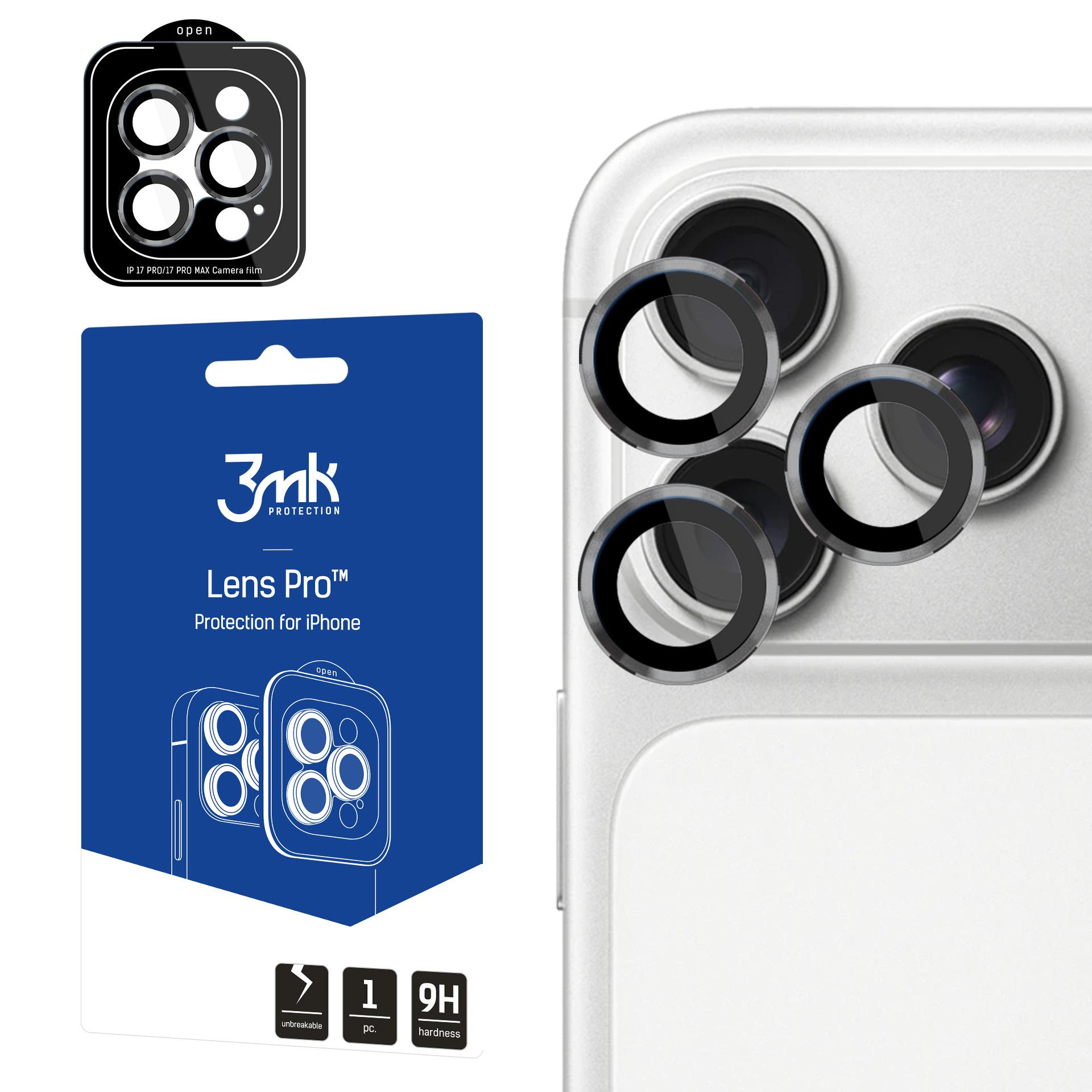 L'immagine mostra protezioni per lenti della fotocamera dell'iPhone. È presente anche una confezione con i dettagli del prodotto e la fotocamera di un iPhone.