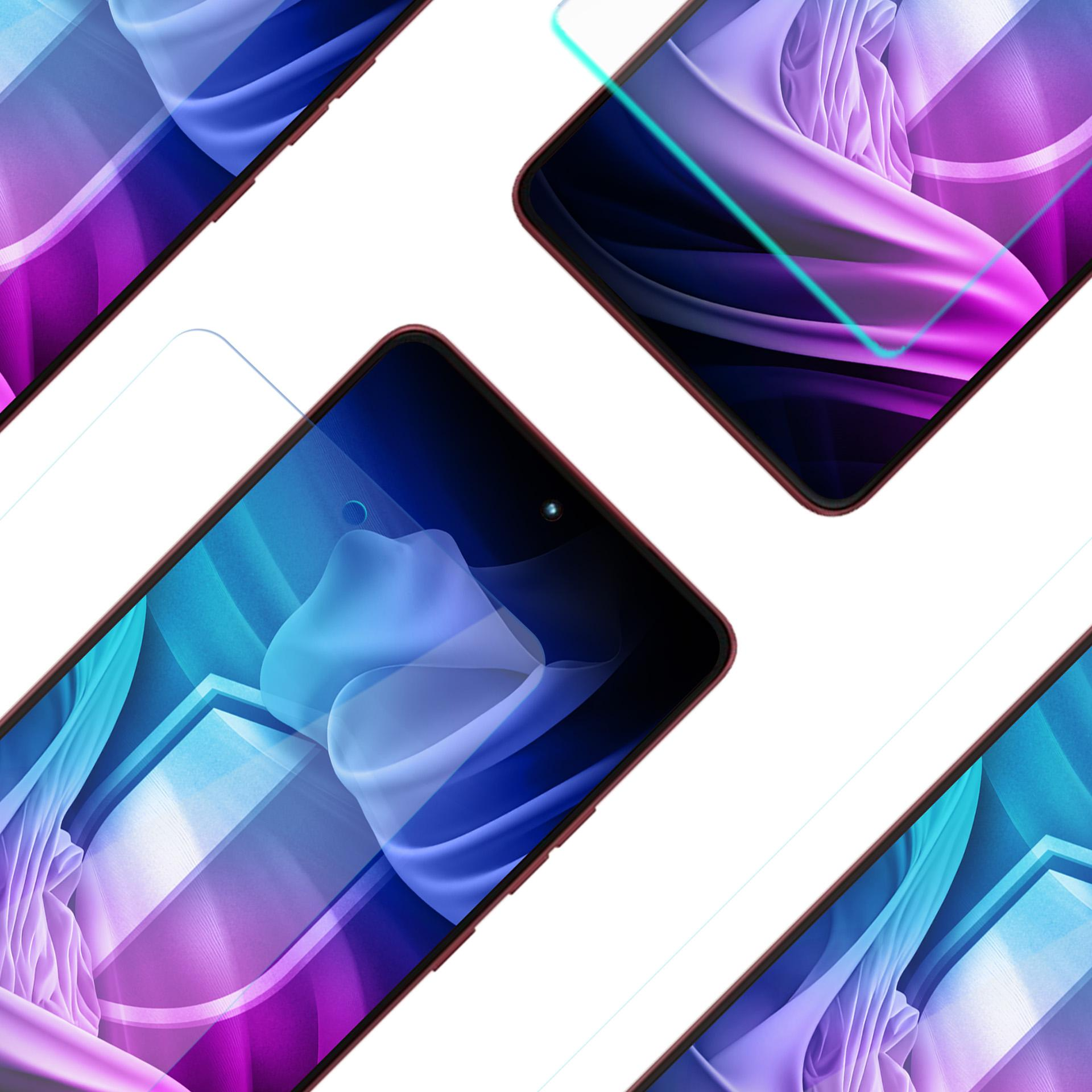 Quattro smartphone con protezioni schermo, ognuno con design astratto blu, viola e bianco. Sfondo bianco.
