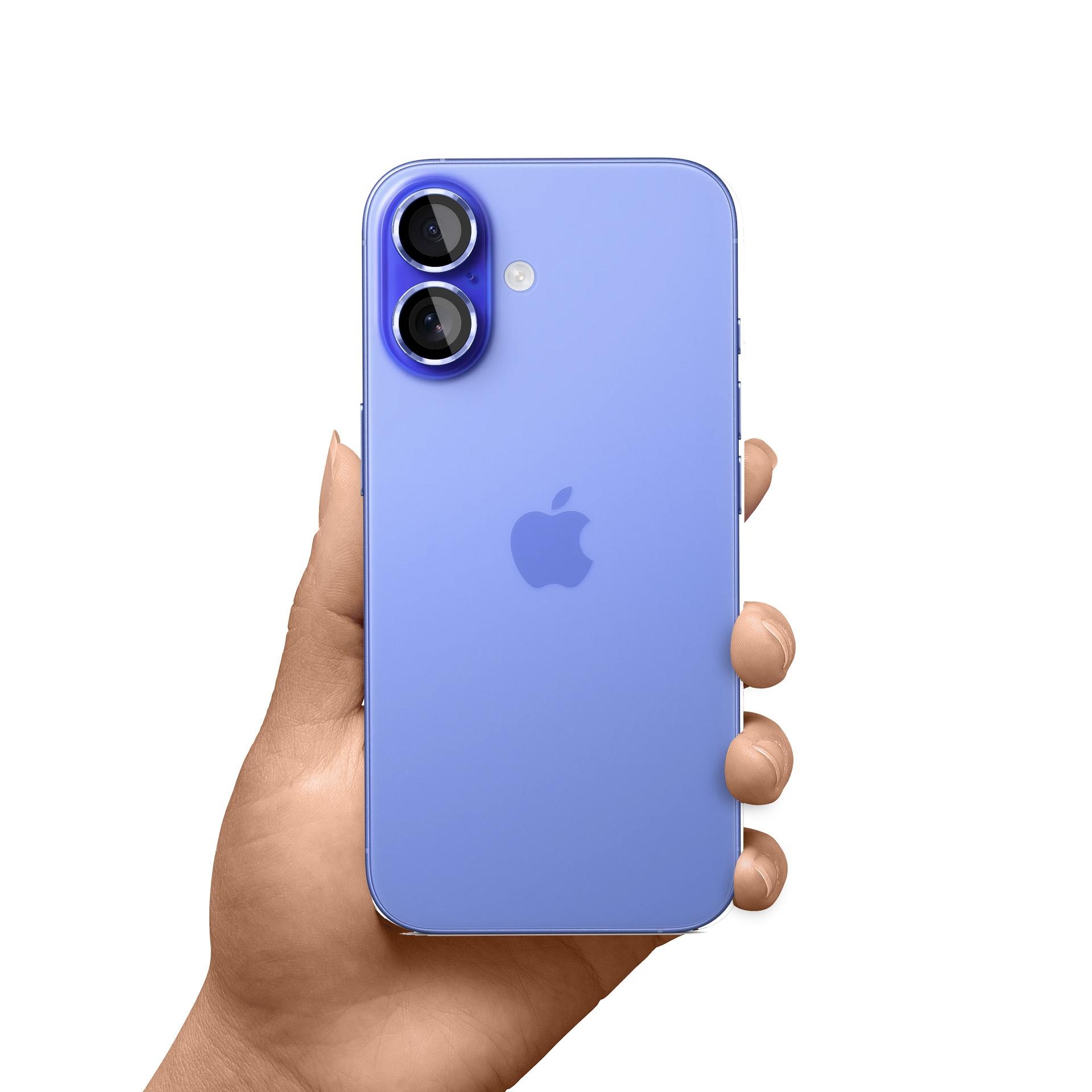 Una mano tiene un iPhone blu. Sono visibili le fotocamere del telefono, il logo Apple e le dita della mano.