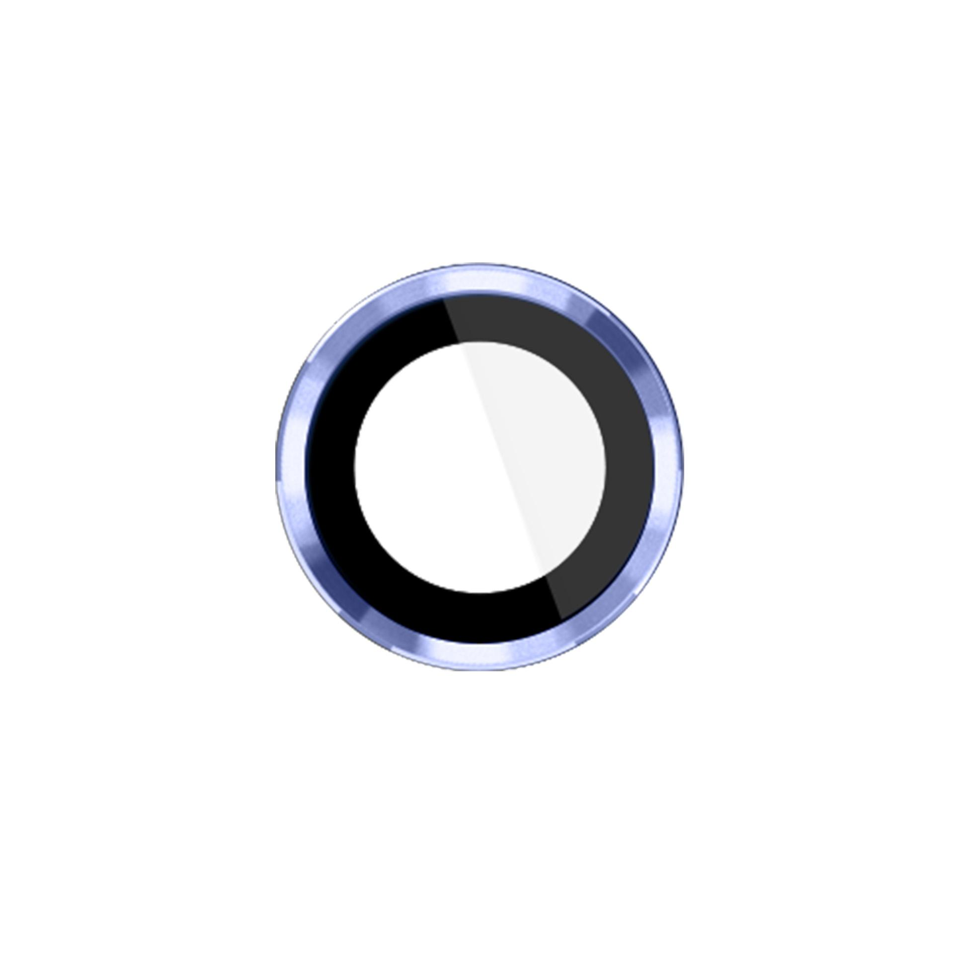 Una lente circolare è centrata su uno sfondo bianco. Ha un bordo blu lucido, un anello interno nero e un centro bianco.