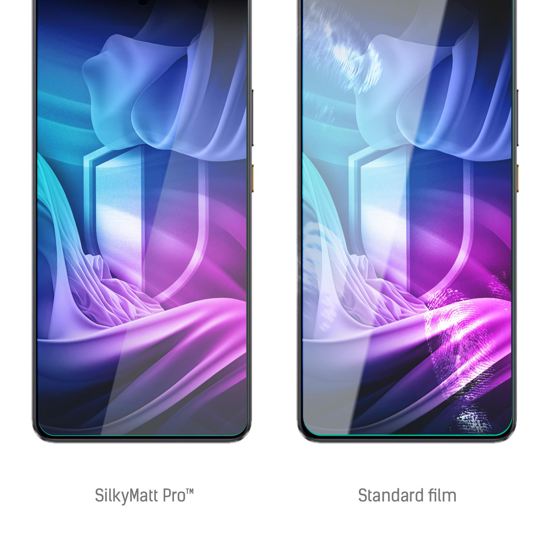 Due schermi di telefono affiancati, uno con SilkyMatt Pro, l'altro con pellicola standard. Entrambi mostrano disegni astratti colorati.