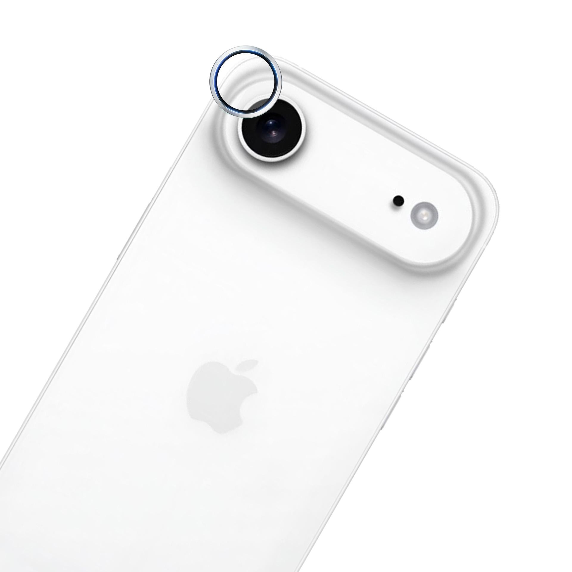 Parte trasera de teléfono blanco con lente de cámara y flash. Logotipo de Apple visible. Diseño elegante sobre fondo blanco.
