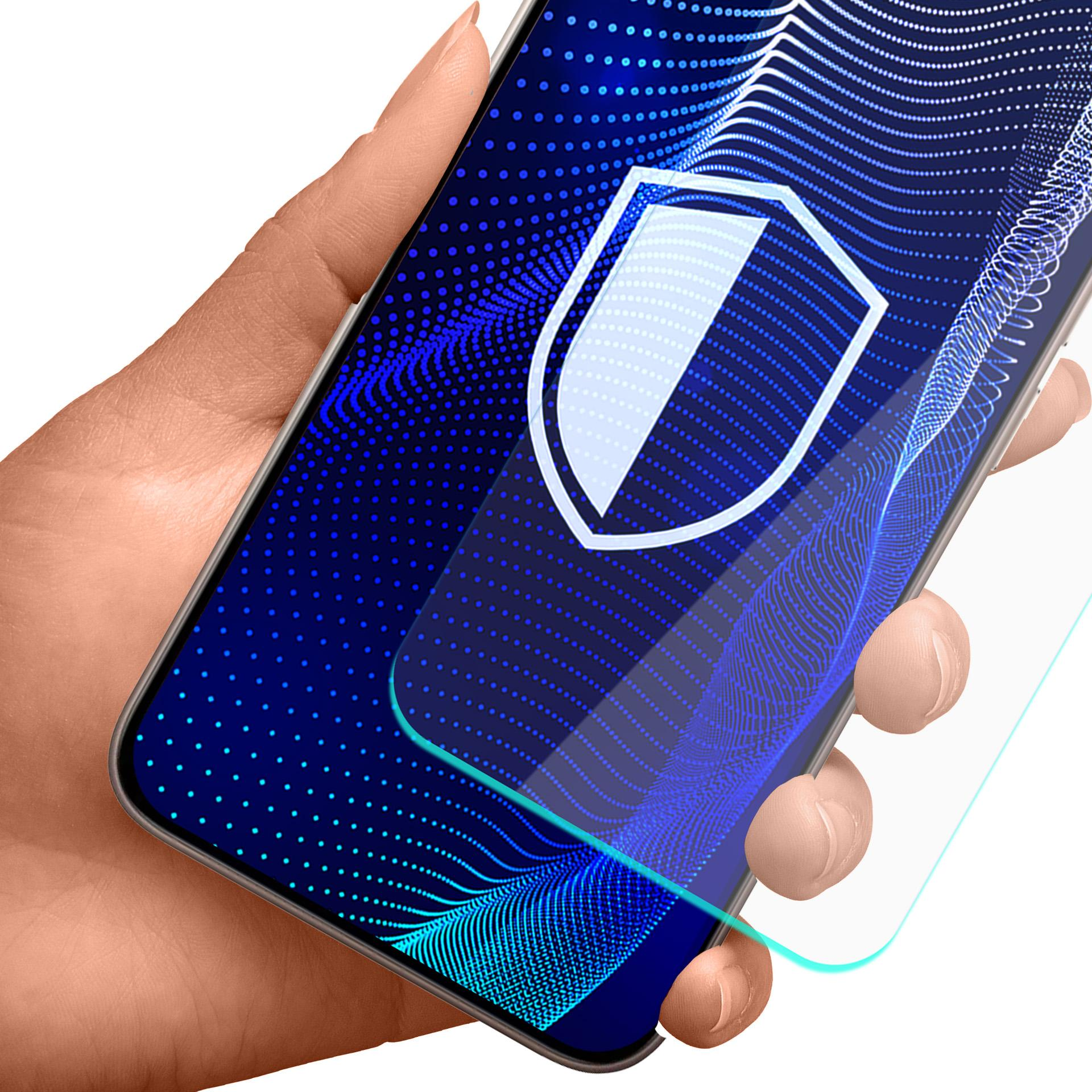 Mano che tiene uno smartphone con un'icona di scudo protettivo sullo schermo. Il telefono ha uno sfondo blu.