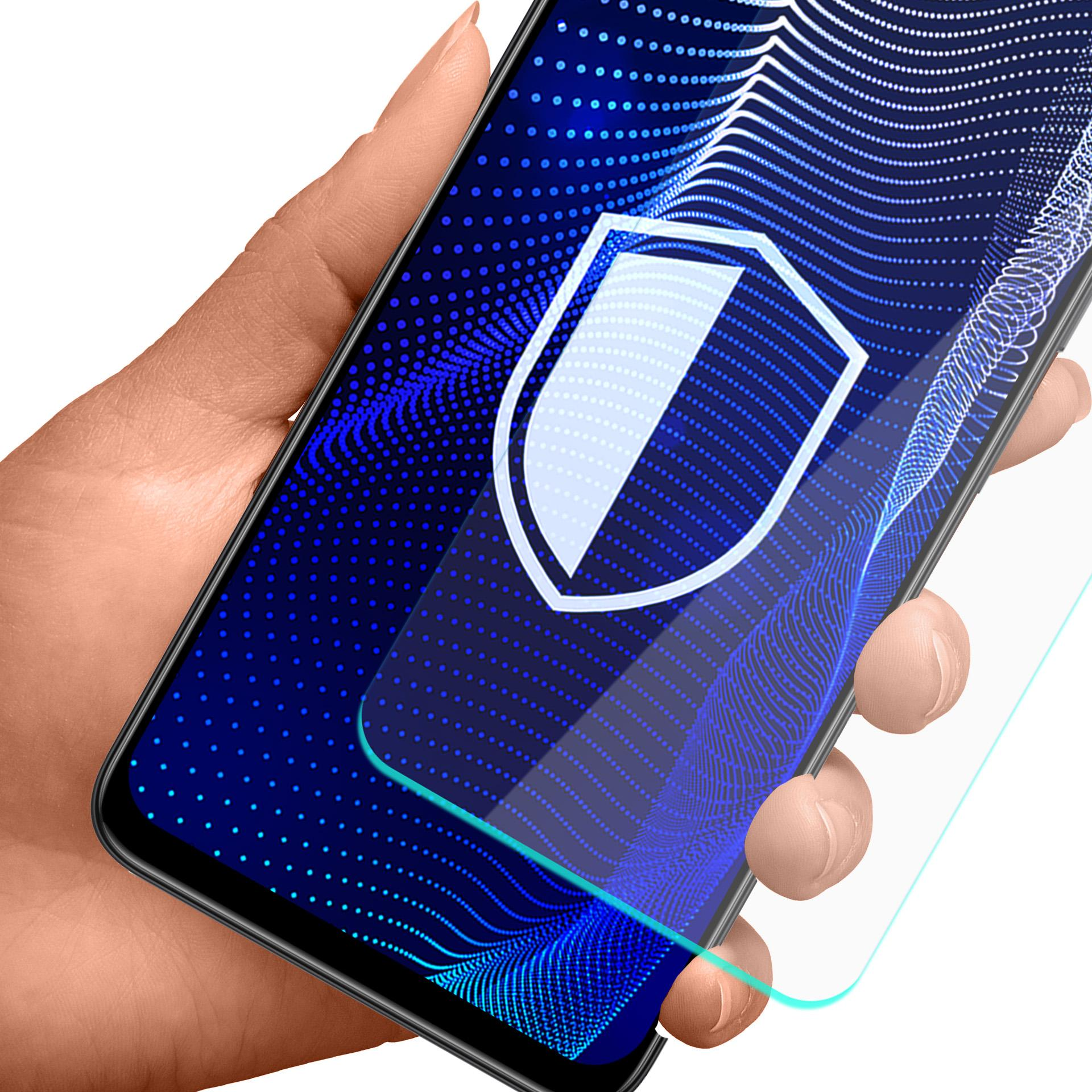 Mano che tiene un telefono con un'icona a scudo sullo schermo. Lo schermo è blu con punti bianchi.