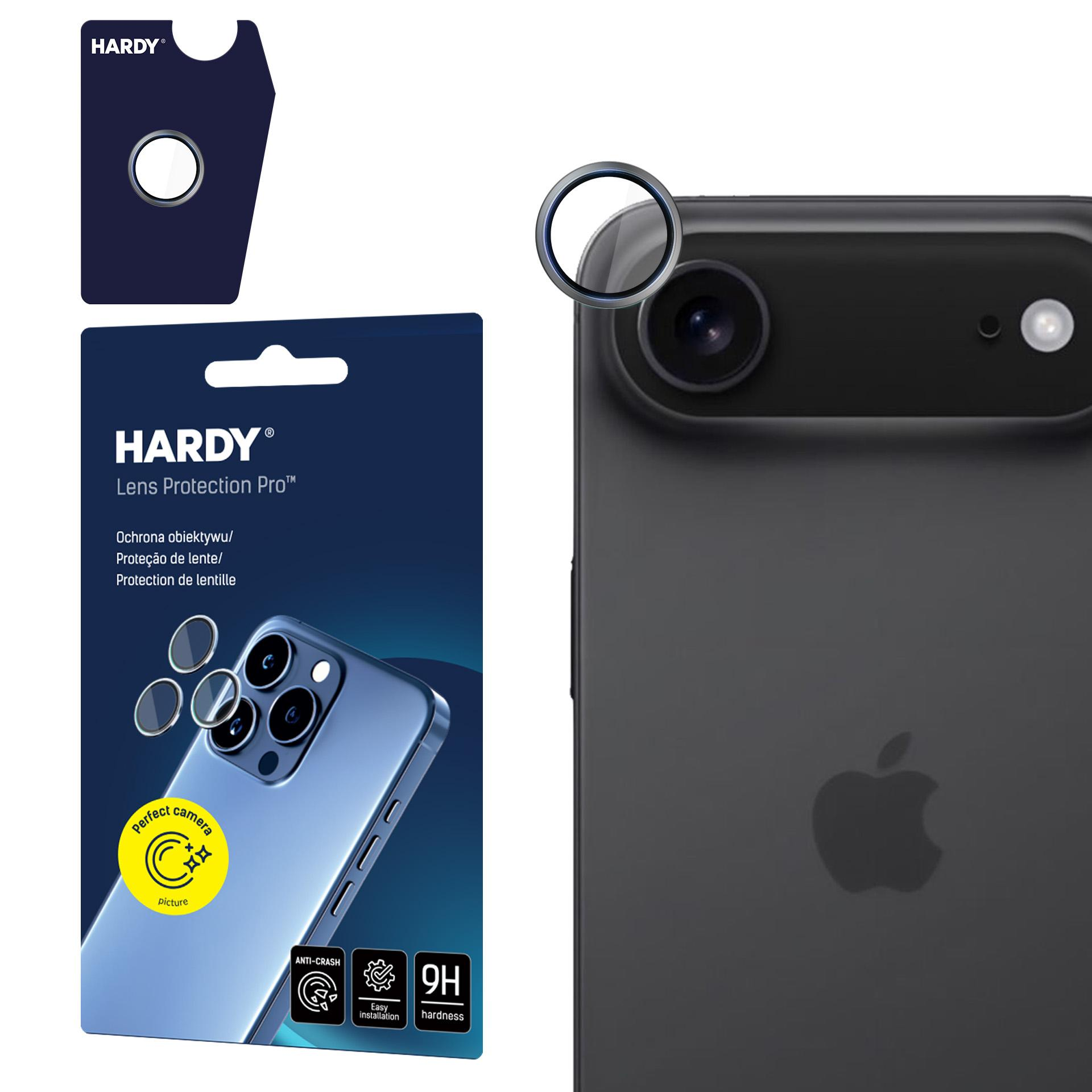 Obraz przedstawia osłonę obiektywu telefonu i telefon. Osłona jest oznaczona jako 'HARDY'. Telefon jest czarny z logo Apple.