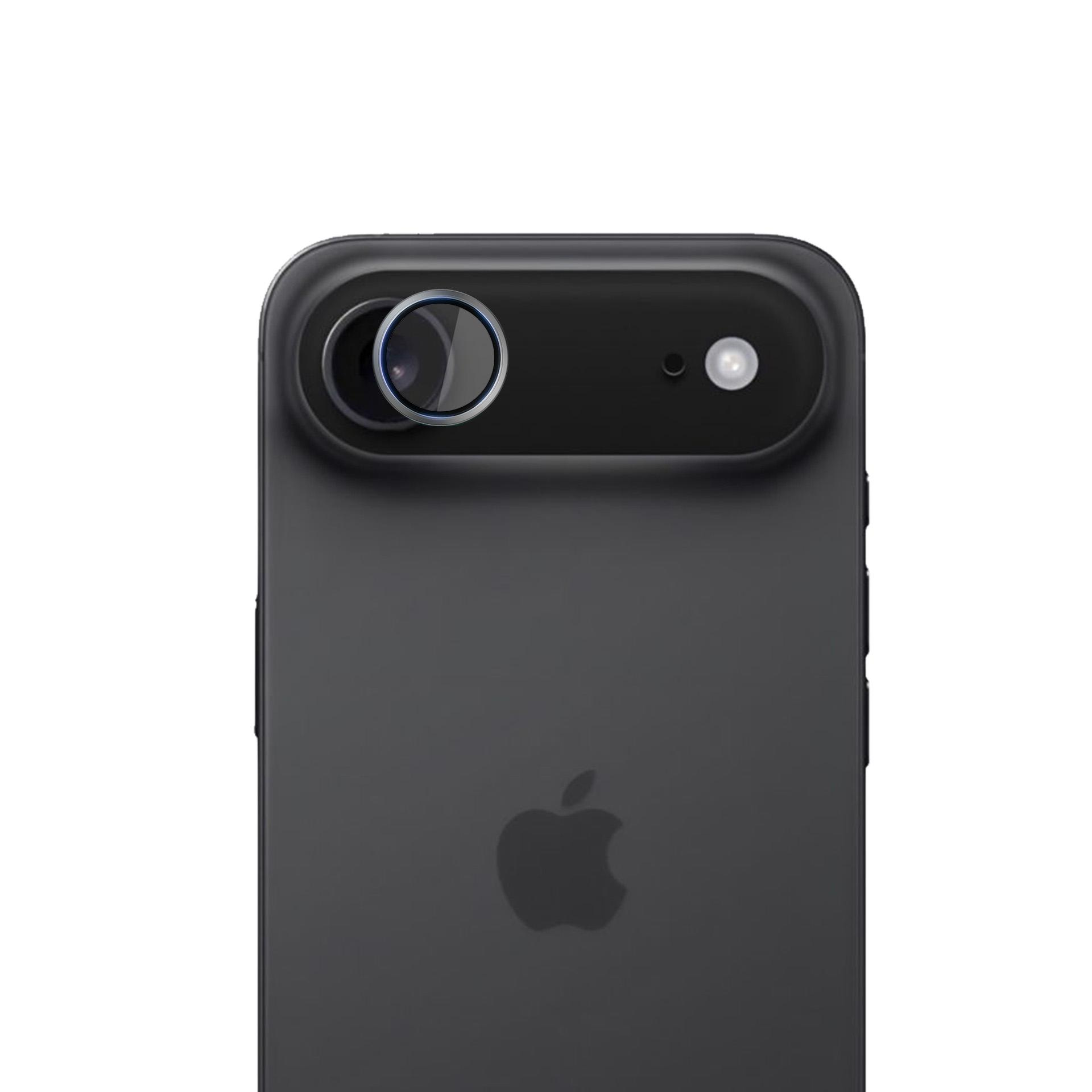 Zbliżenie tylnej części czarnego smartfona z modułem aparatu. Widoczne logo Apple. Białe tło.