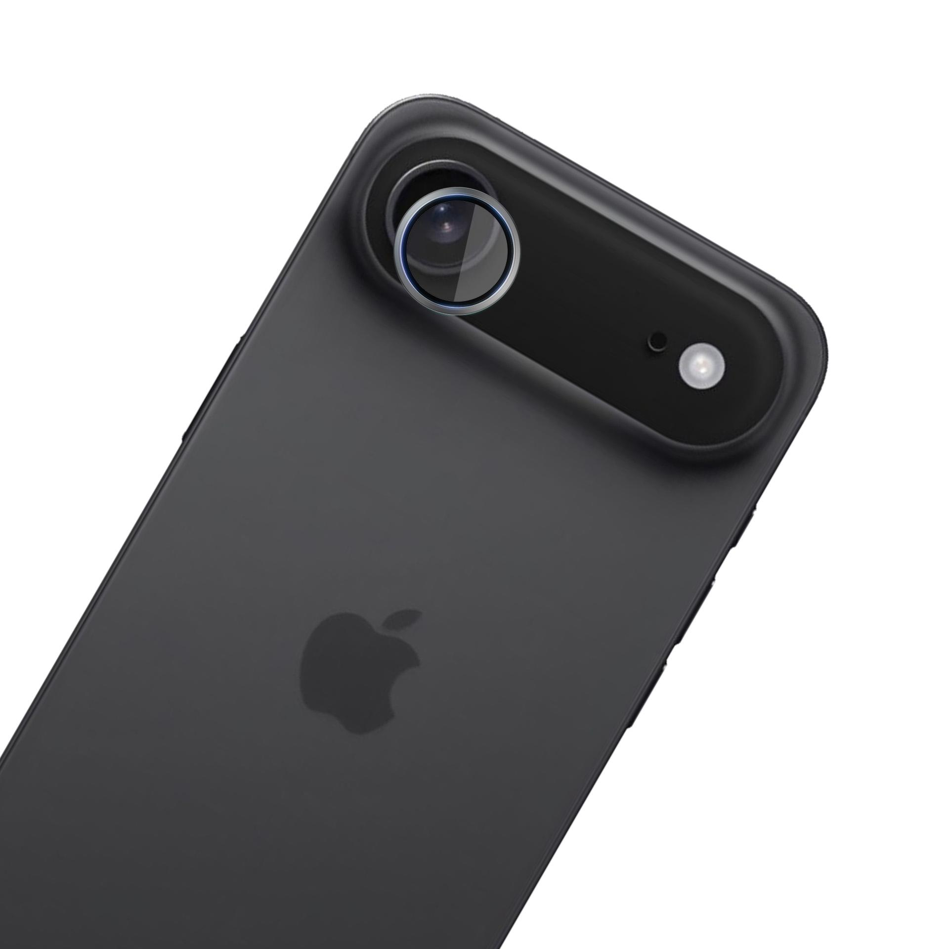 Tył ciemnoszarego smartfona, z obiektywami aparatu i logo Apple. Tło białe.