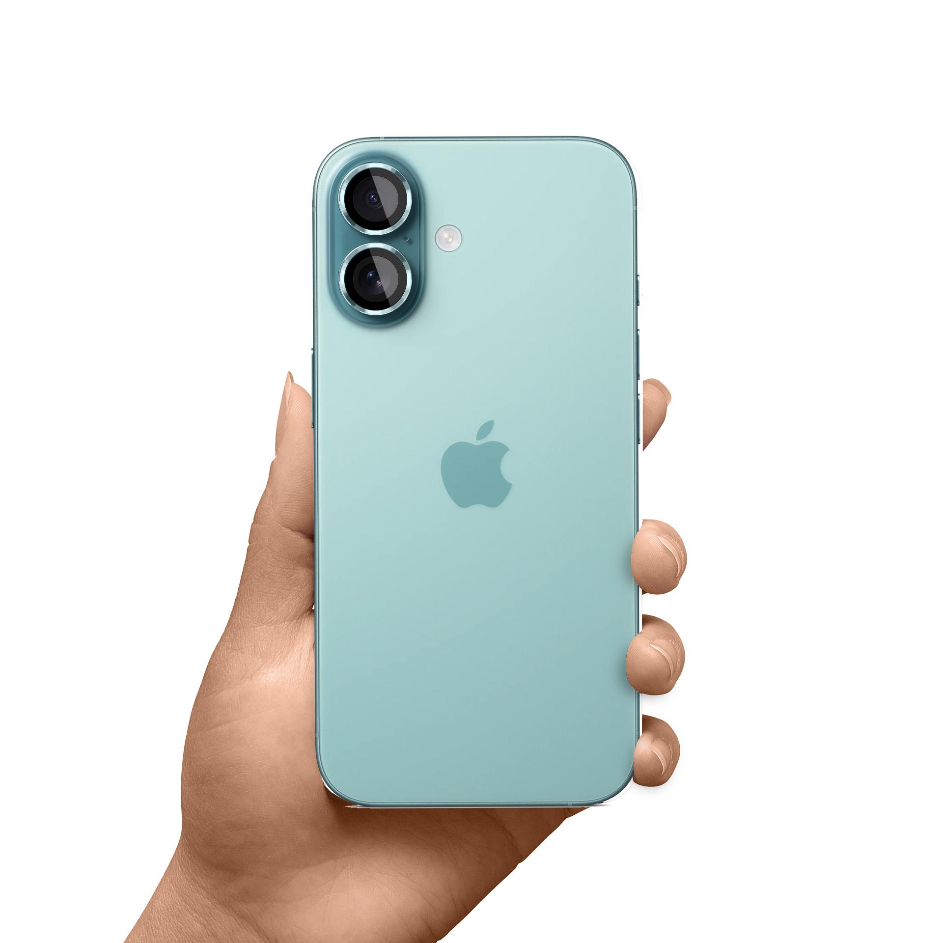 Una mano tiene in mano un iPhone azzurro. Il telefono ha due fotocamere e un logo Apple. Sfondo bianco.