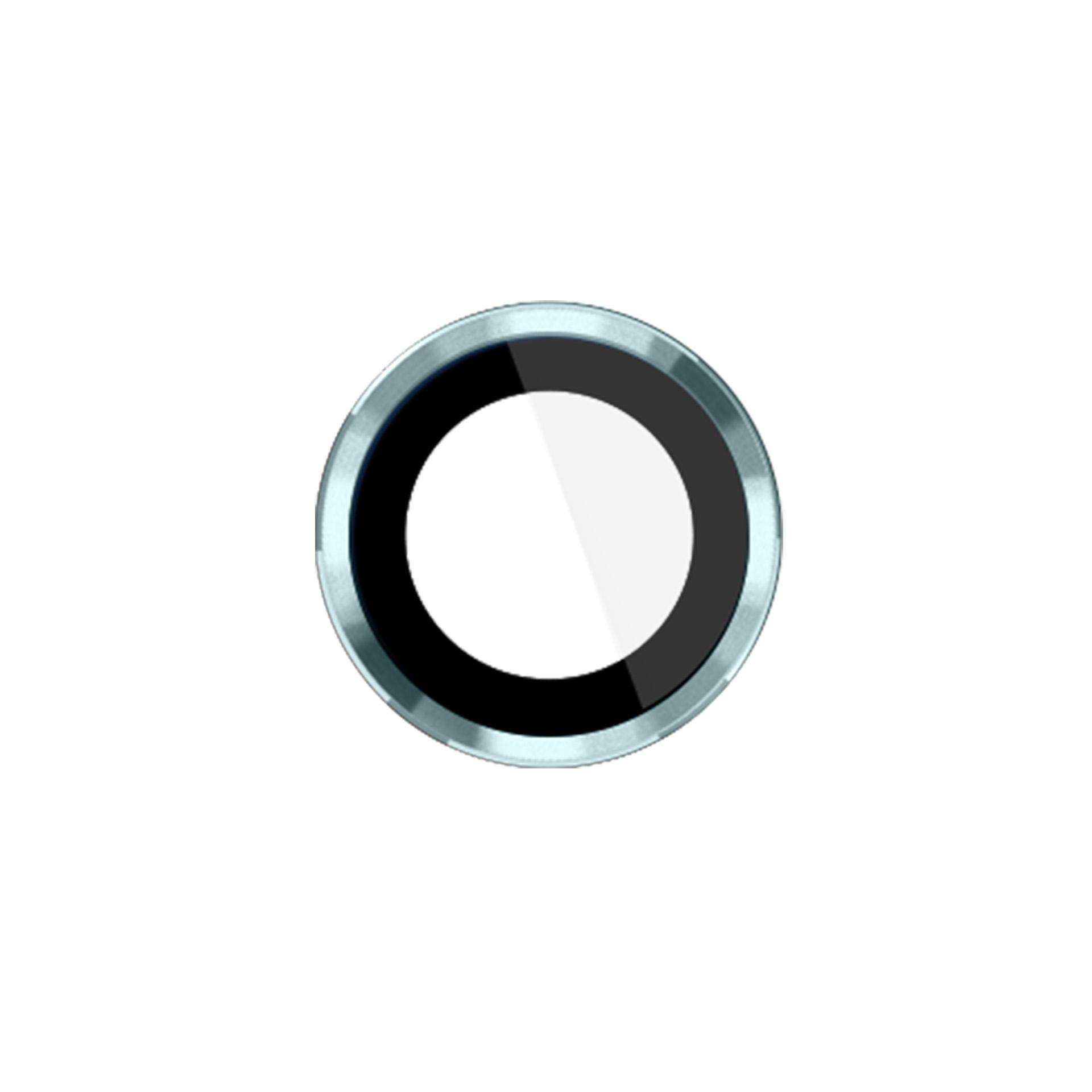 Un elemento lente circolare con cornice argentata, anello nero e centro bianco riflettente, su sfondo bianco.