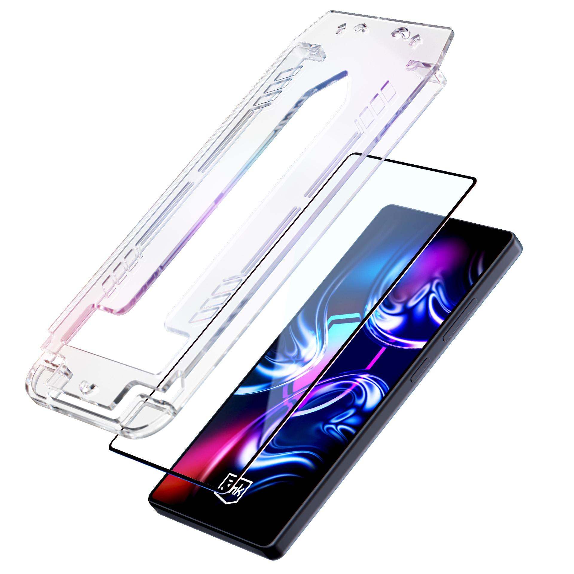 Telefon z ochraniaczem ekranu i etui, wszystko przezroczyste. Ekran telefonu wyświetla kolorową grafikę.