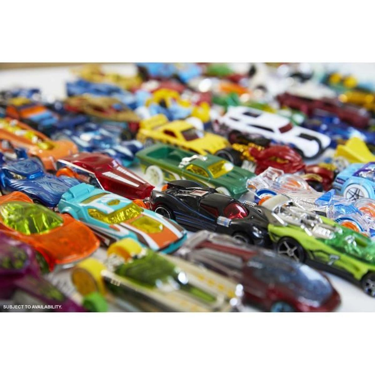 Una colección de coches de juguete coloridos, varios modelos y colores. El primer plano muestra coches azules, naranjas y negros. El fondo está borroso.