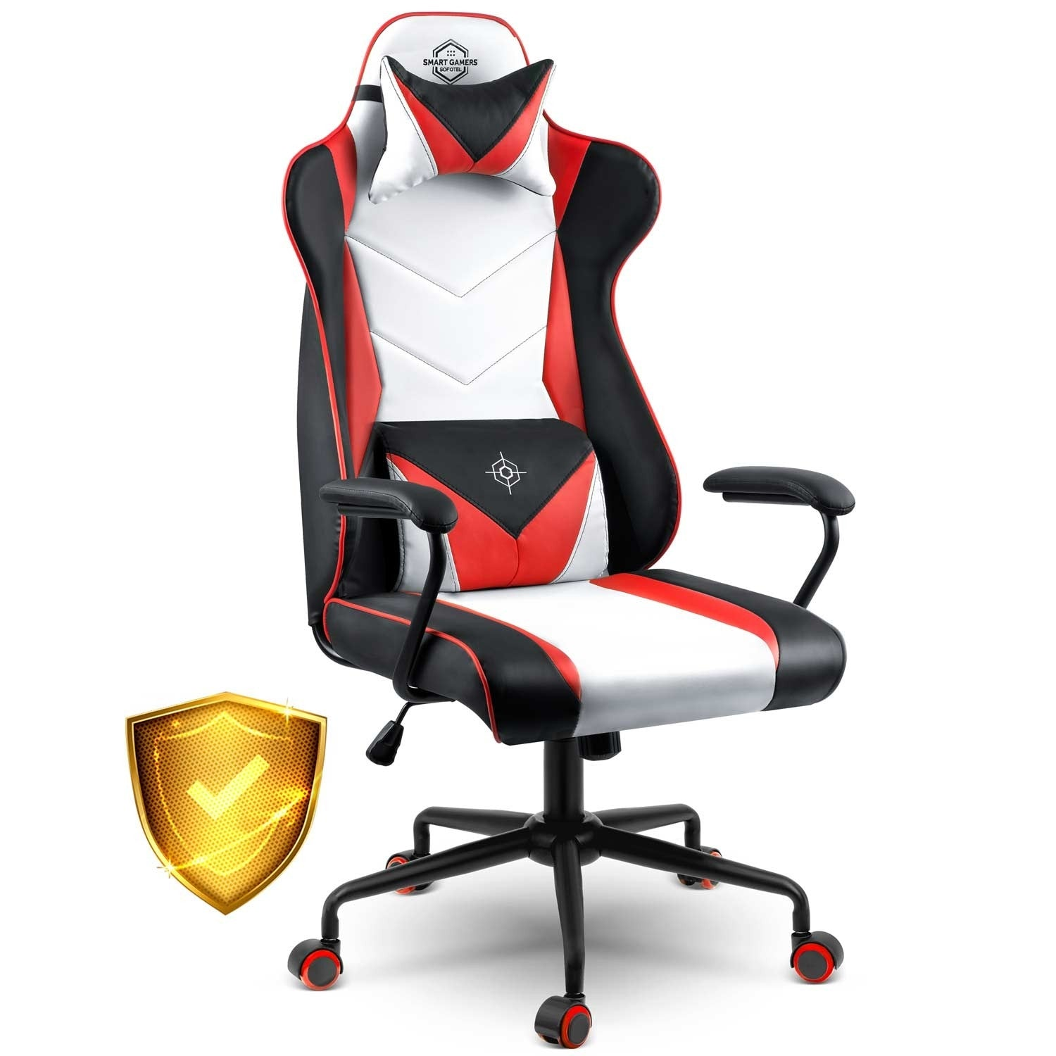 Silla gaming negra, roja y blanca. Cuenta con reposacabezas, soporte lumbar, reposabrazos y base de cinco ruedas. Un escudo dorado a la izquierda.