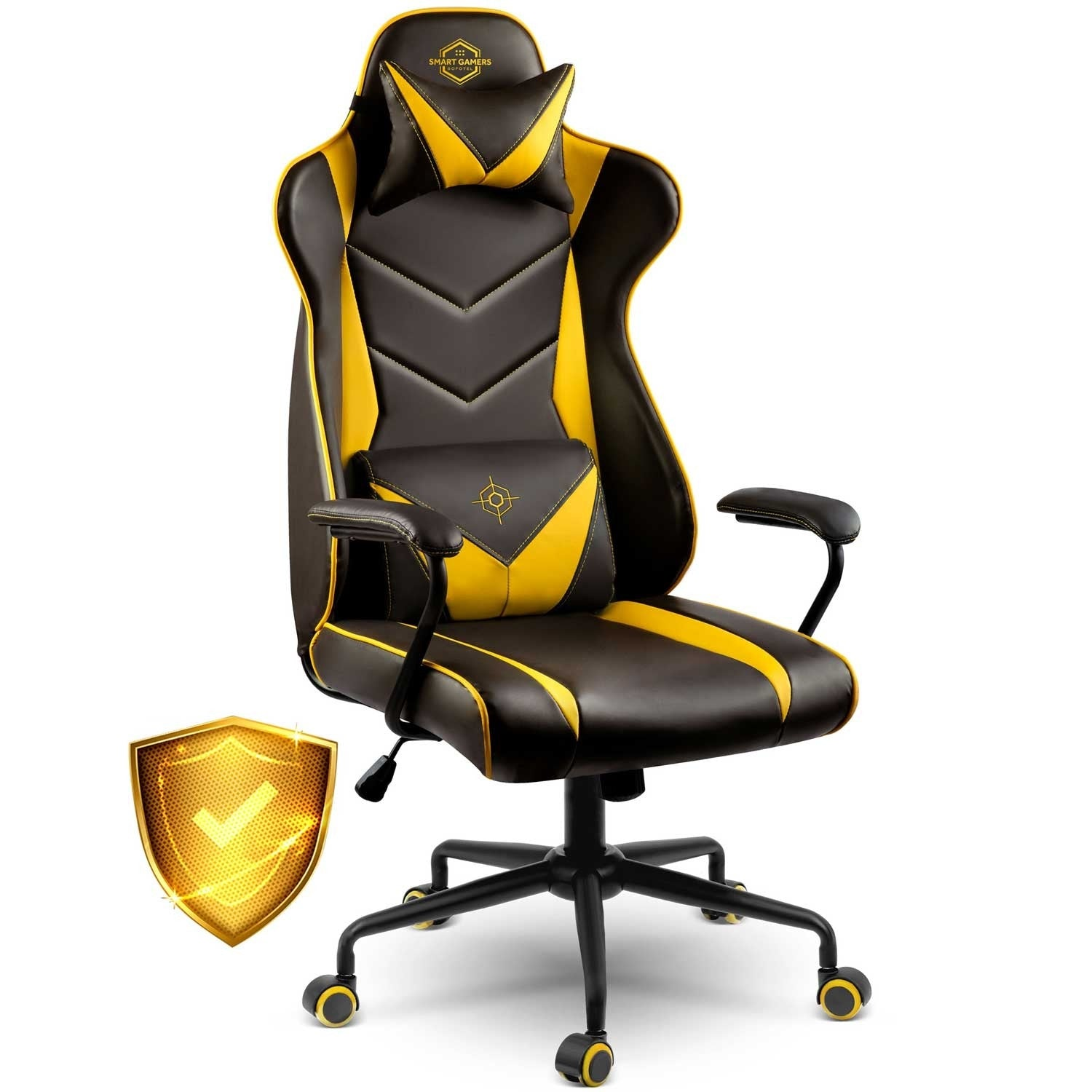 Silla gaming, negra y amarilla, con reposacabezas y soporte lumbar. Un icono de escudo dorado a la izquierda. Fondo blanco.