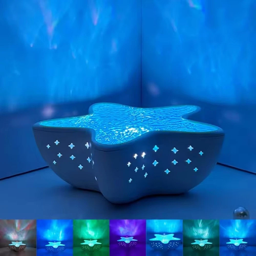 Eine sternförmige Lampe projiziert blaues Licht auf eine Wand. Die Lampe hat sternförmige Ausschnitte. Das Licht der Lampe spiegelt sich an der Decke.