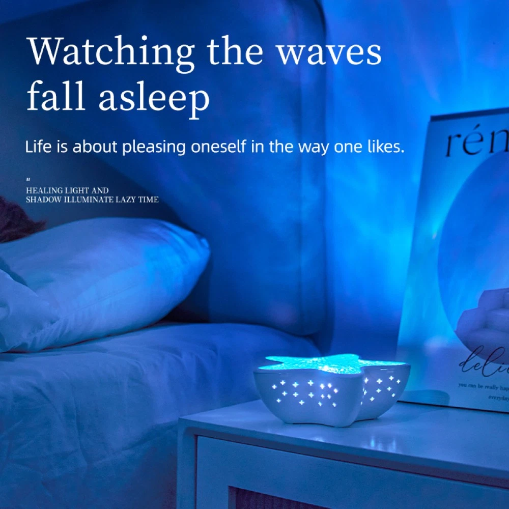 Schlafzimmer mit Text. Ein sternförmiges Licht leuchtet blau auf einem Nachttisch.