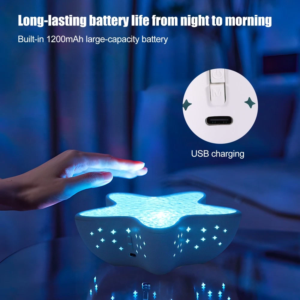 Eine Hand schwebt über einem sternförmigen Nachtlicht. Das Licht strahlt blaues Licht aus. Der Hintergrund ist eine verschwommene blaue Szene.