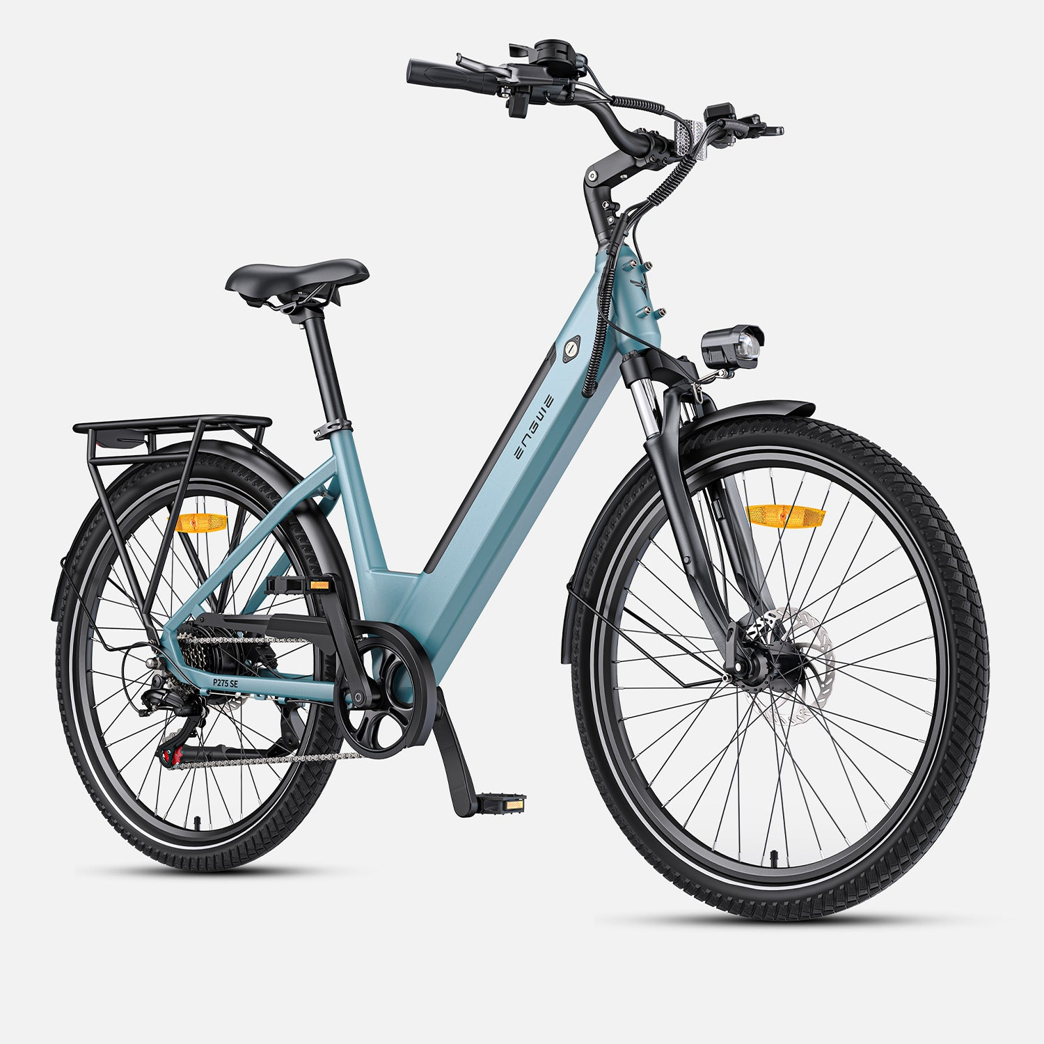 Se muestra una bicicleta eléctrica azul claro. Tiene neumáticos negros, un asiento negro y un portaequipajes sobre la llanta trasera. La marca es visible.