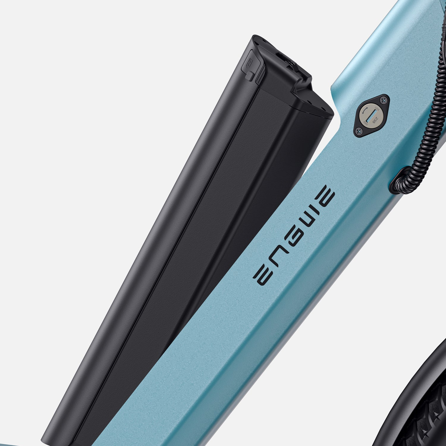 Primer plano del cuadro de la bicicleta eléctrica. Batería negra junto a un cuadro azul claro con la marca 'ENGWE'. Cable negro y rueda visibles.