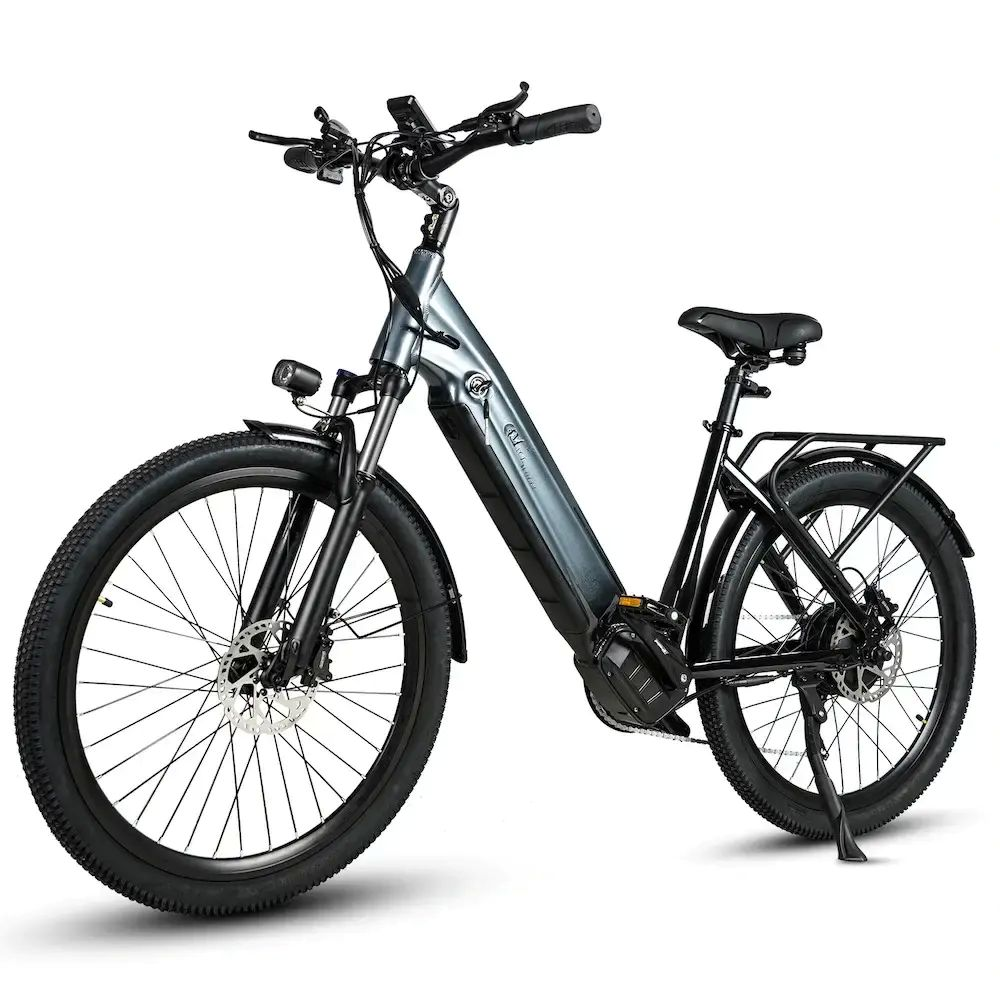 Una bicicletta elettrica grigia e nera è isolata su sfondo bianco. Presenta luce anteriore, display e portapacchi.