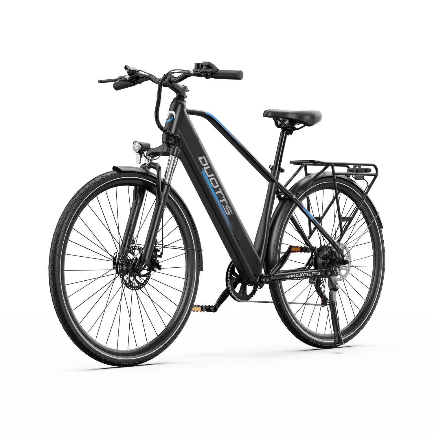 Ein schwarzes DUOTTS-Elektrofahrrad ist auf weißem Hintergrund isoliert. Es hat große Räder, einen Gepäckträger und einen Scheinwerfer.