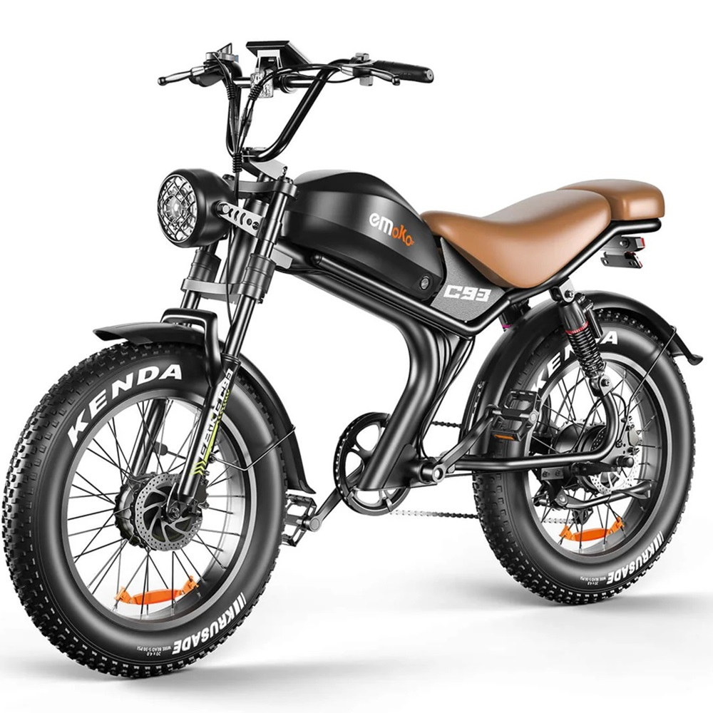 Una e-bike emoko C93 nera con sella marrone, pneumatici grandi con scritte bianche e faro su sfondo bianco.
