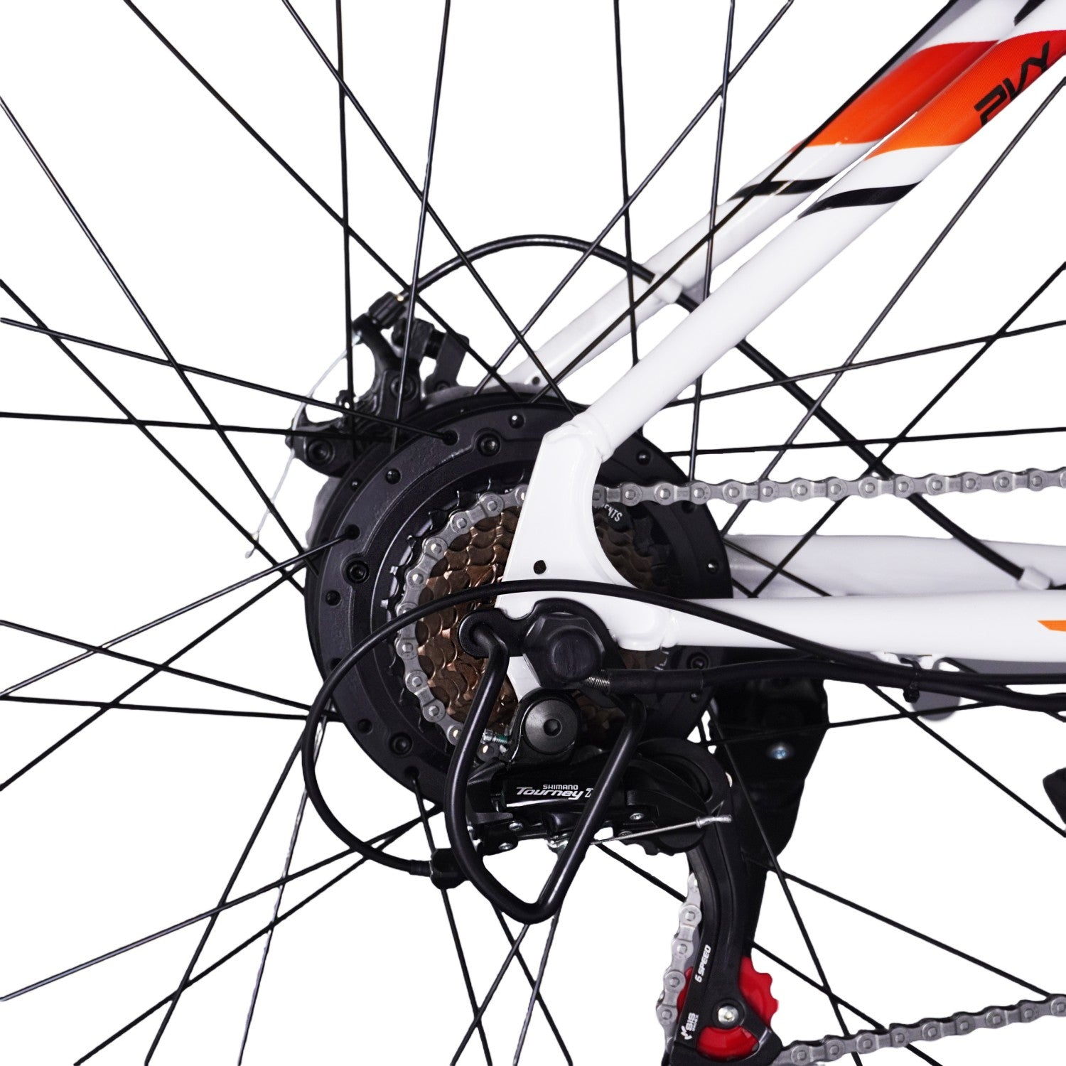 Primer plano de una rueda de bicicleta, mostrando radios, engranajes y cadena. El cuadro es blanco con detalles naranjas y negros.