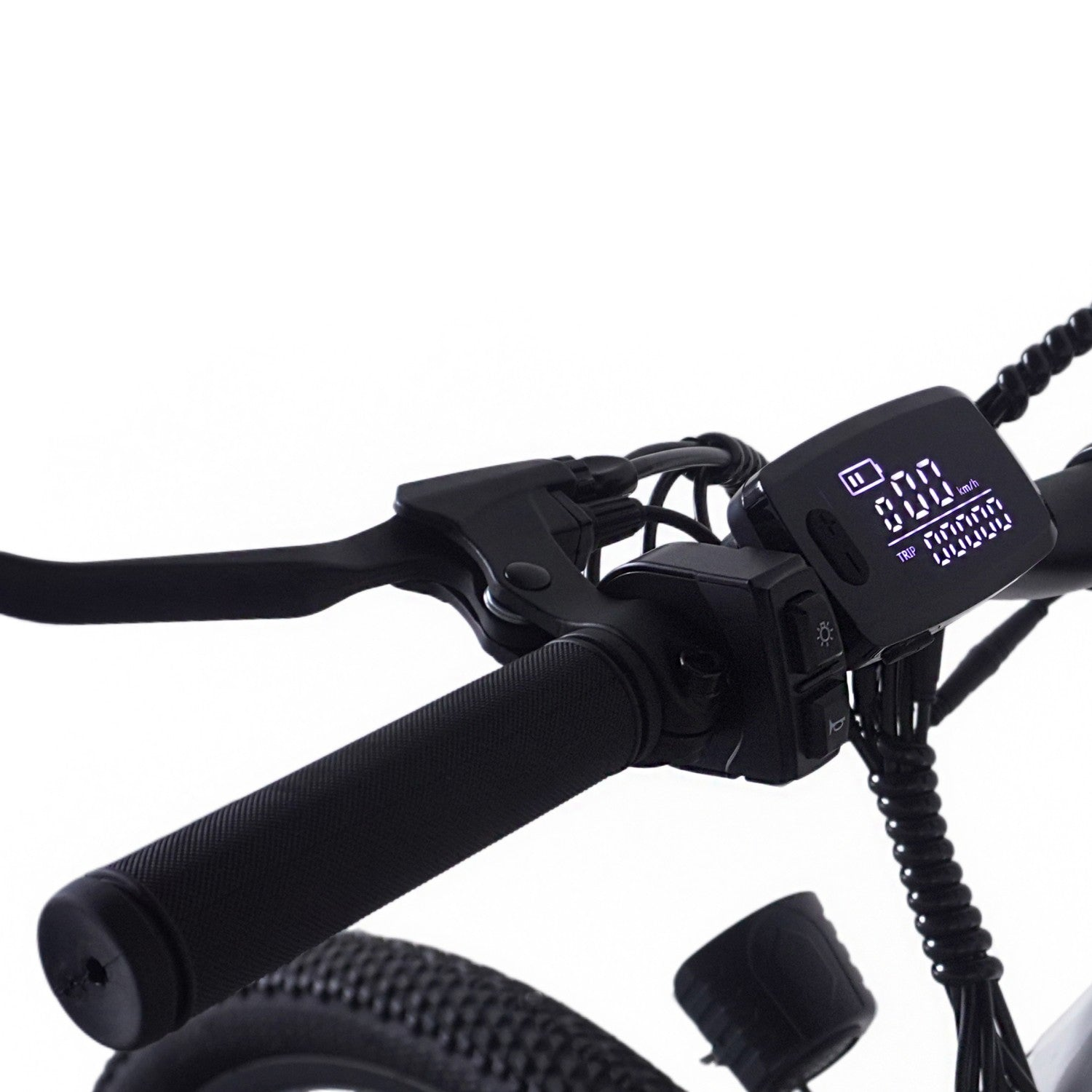 Primer plano del manillar de una bicicleta eléctrica. Incluye una pantalla digital con velocidad, batería e información del viaje. Puños, palancas y controles negros.