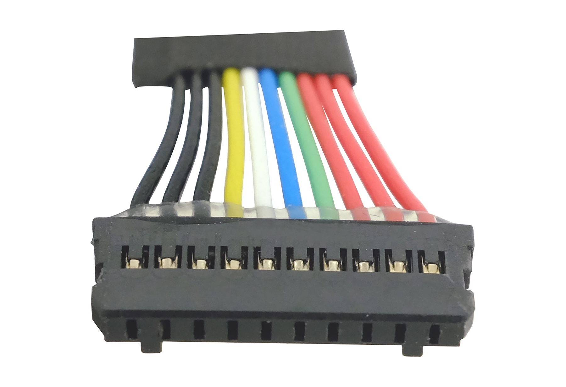 Schwarzer und mehrfarbiger Stecker mit Drähten. Drähte sind schwarz, gelb, weiß, blau, grün und rot. Schwarzer Stecker unten.