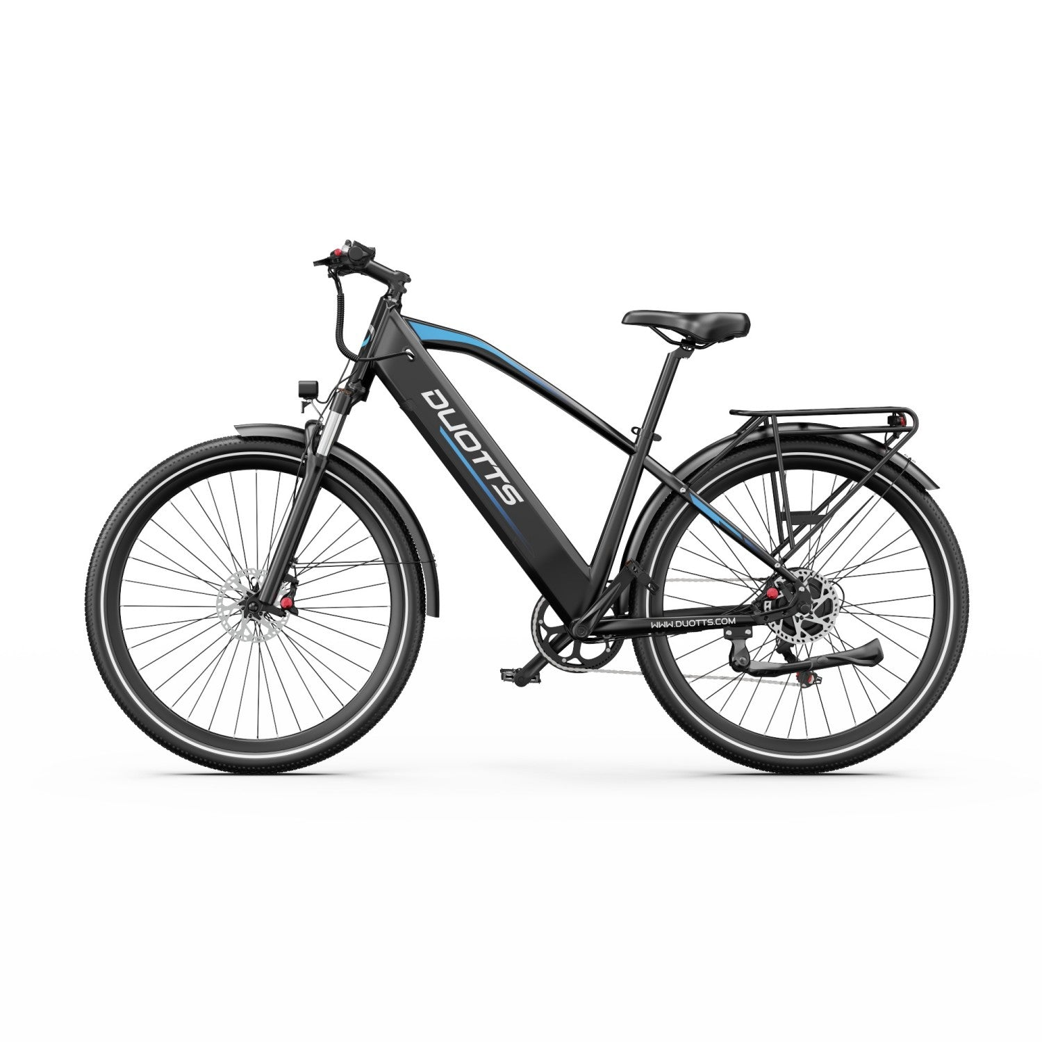 Schwarzes Elektrofahrrad. Es hat blaue Akzente und den Markennamen 'DUOTTS'. Das Fahrrad hat große Reifen, einen Gepäckträger und Scheibenbremsen.
