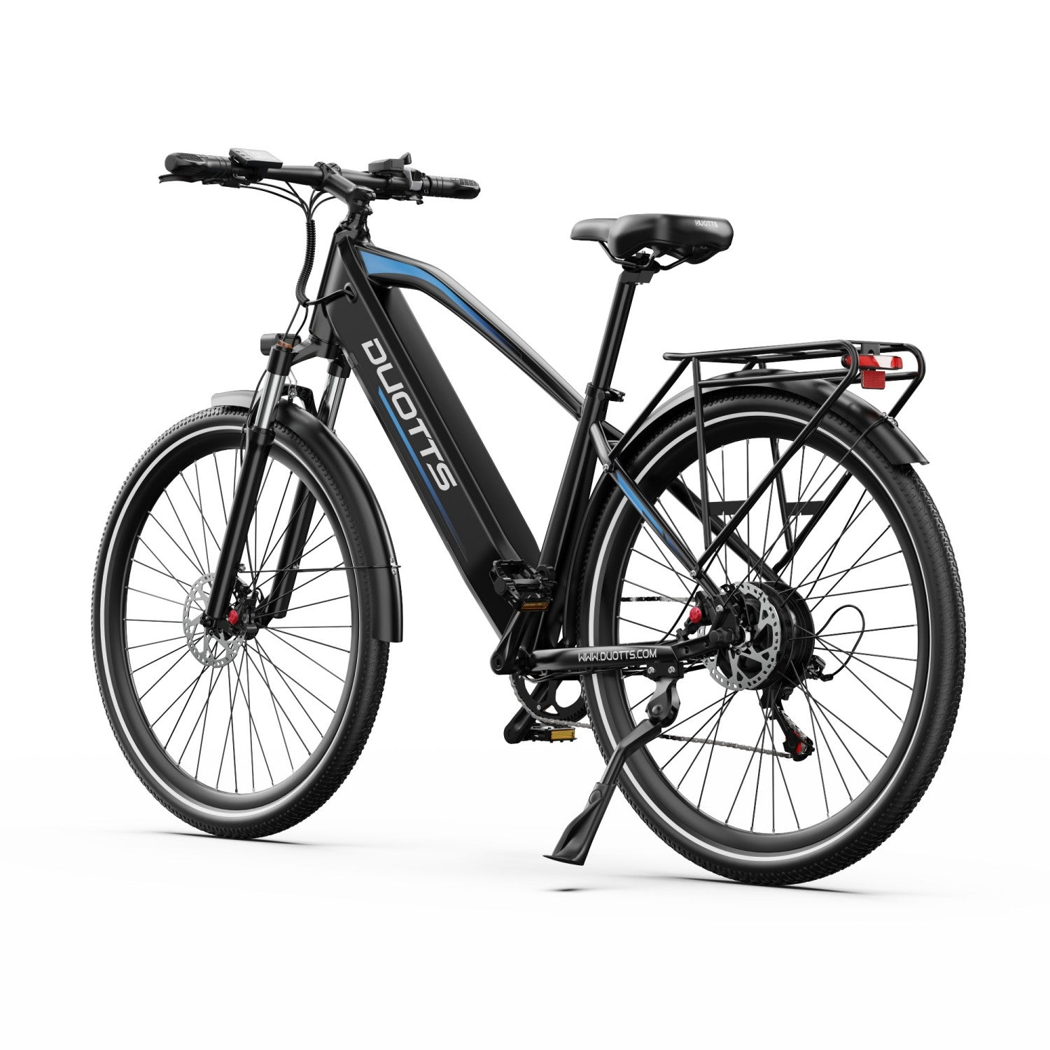 Ein schwarzes DUOTTS Elektrofahrrad. Es hat einen schwarzen Rahmen mit blauen Akzenten, schwarze Reifen und einen Gepäckträger hinten. Der Hintergrund ist weiß.